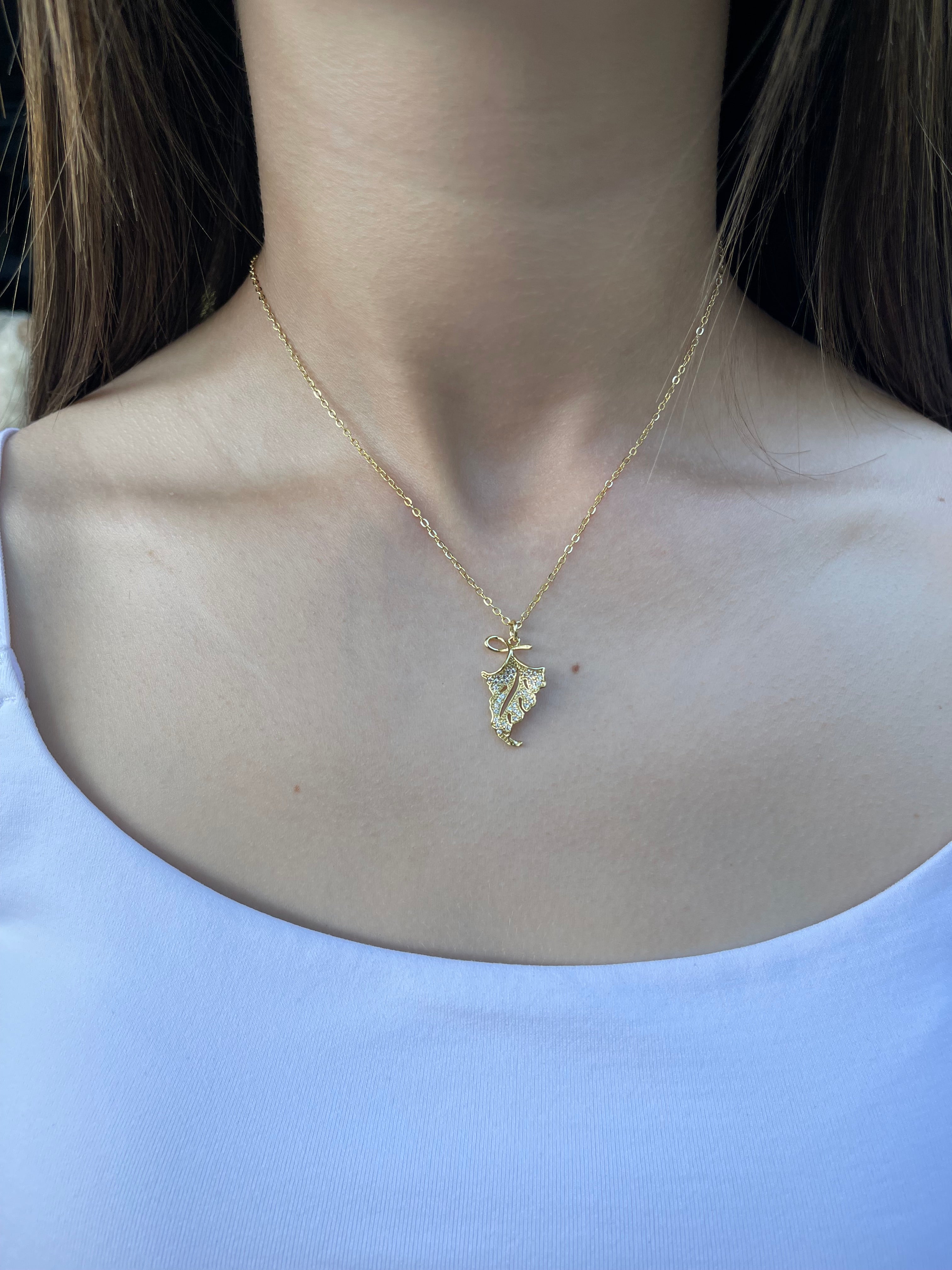 Choker necklace with zirconia leaf pendants: 18K Gold Plated