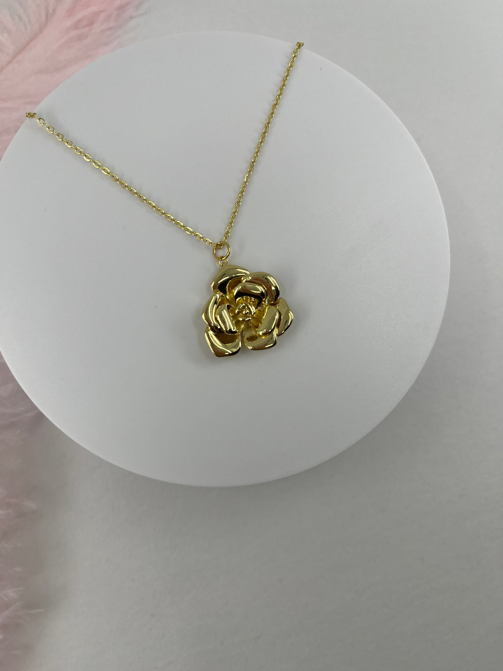 Choker necklace with gold rose pendants: 18K Gold Plated