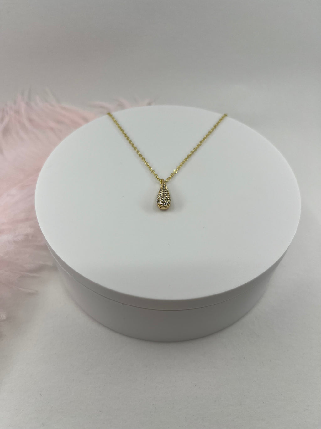 Choker necklace with zirconia teardrop pendants: 18K Gold Plated