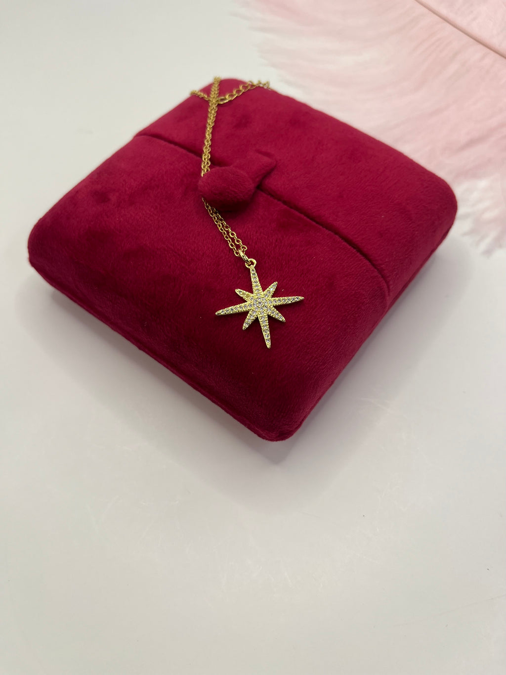 Choker necklace with zirconia star pendants: 18K Gold Plated