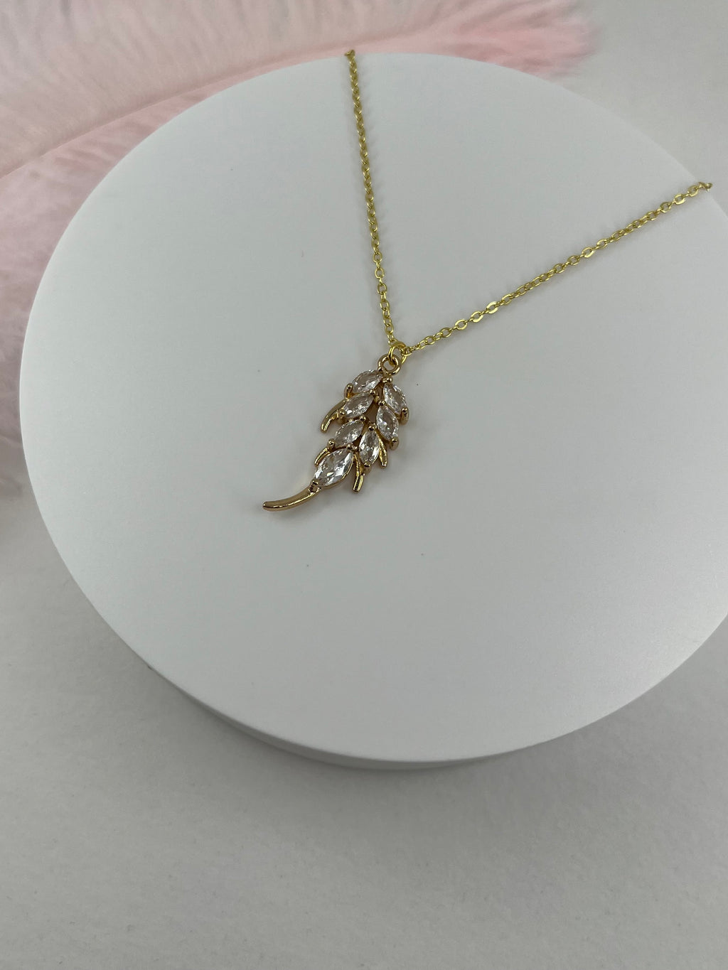 Choker necklace with zirconia leaf pendants: 18K Gold Plated