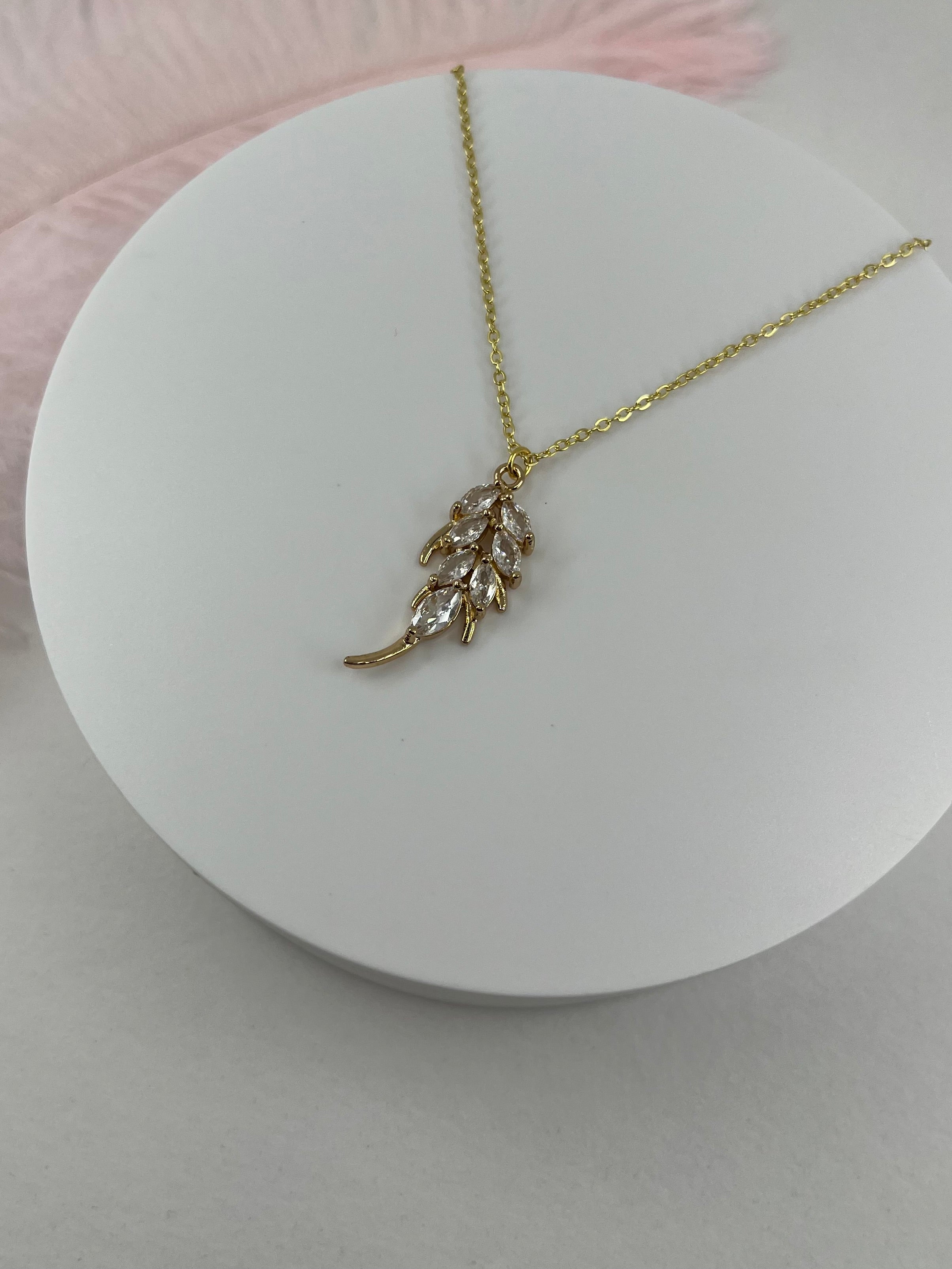 Choker necklace with zirconia leaf pendants: 18K Gold Plated