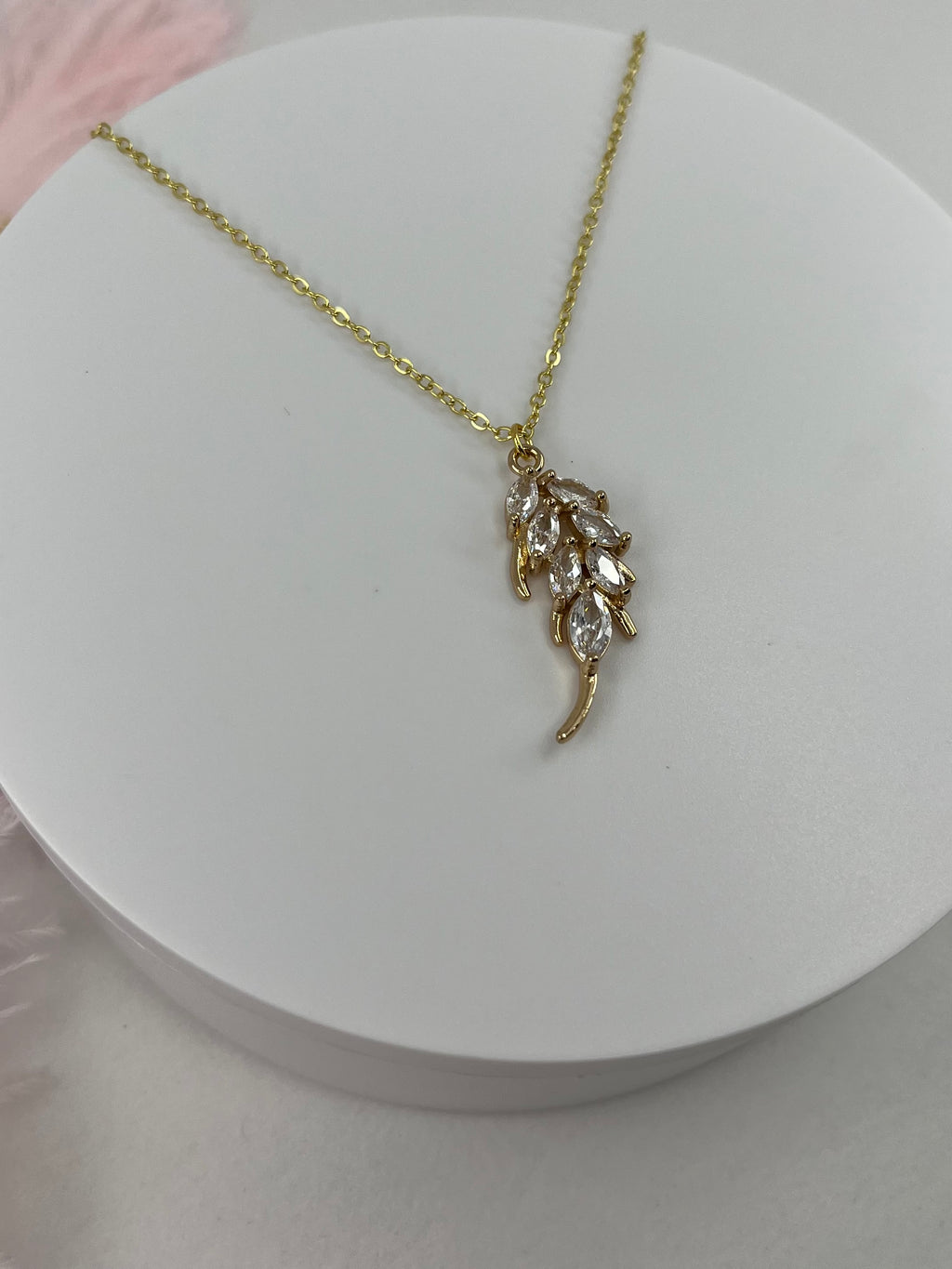 Choker necklace with zirconia leaf pendants: 18K Gold Plated