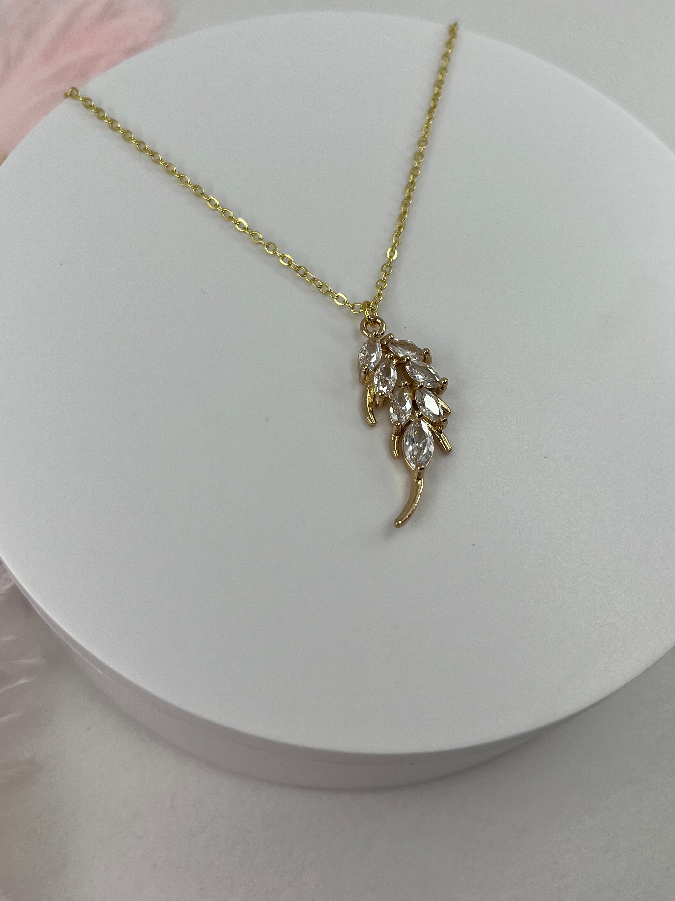 Choker necklace with zirconia leaf pendants: 18K Gold Plated