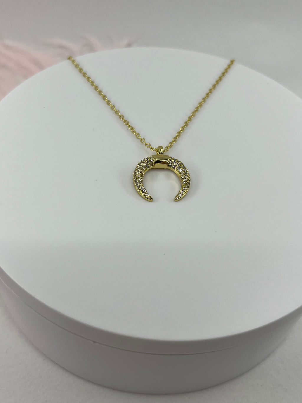 Choker necklace with zirconia moon pendants: 18K Gold Plated