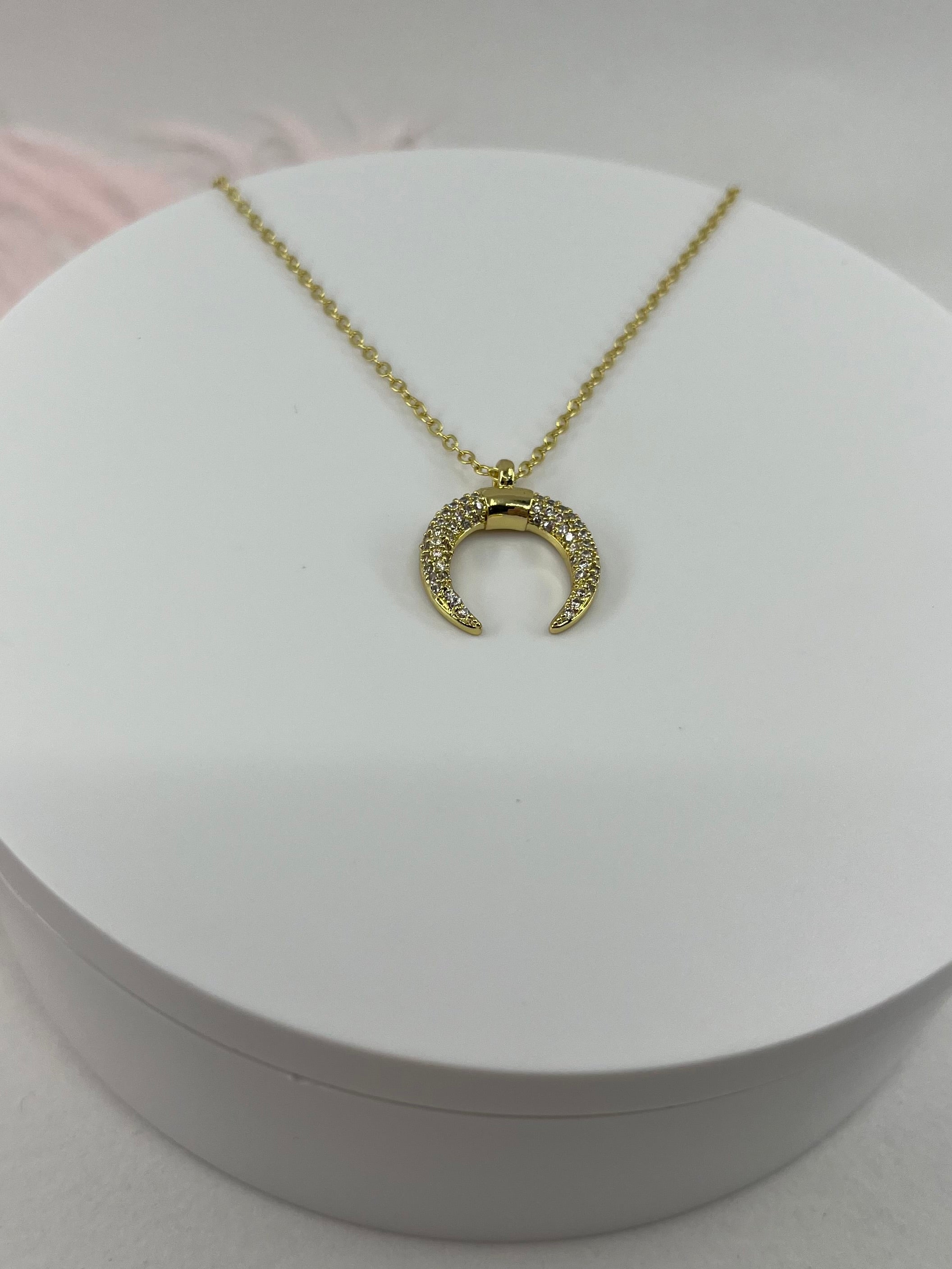 Choker necklace with zirconia moon pendants: 18K Gold Plated