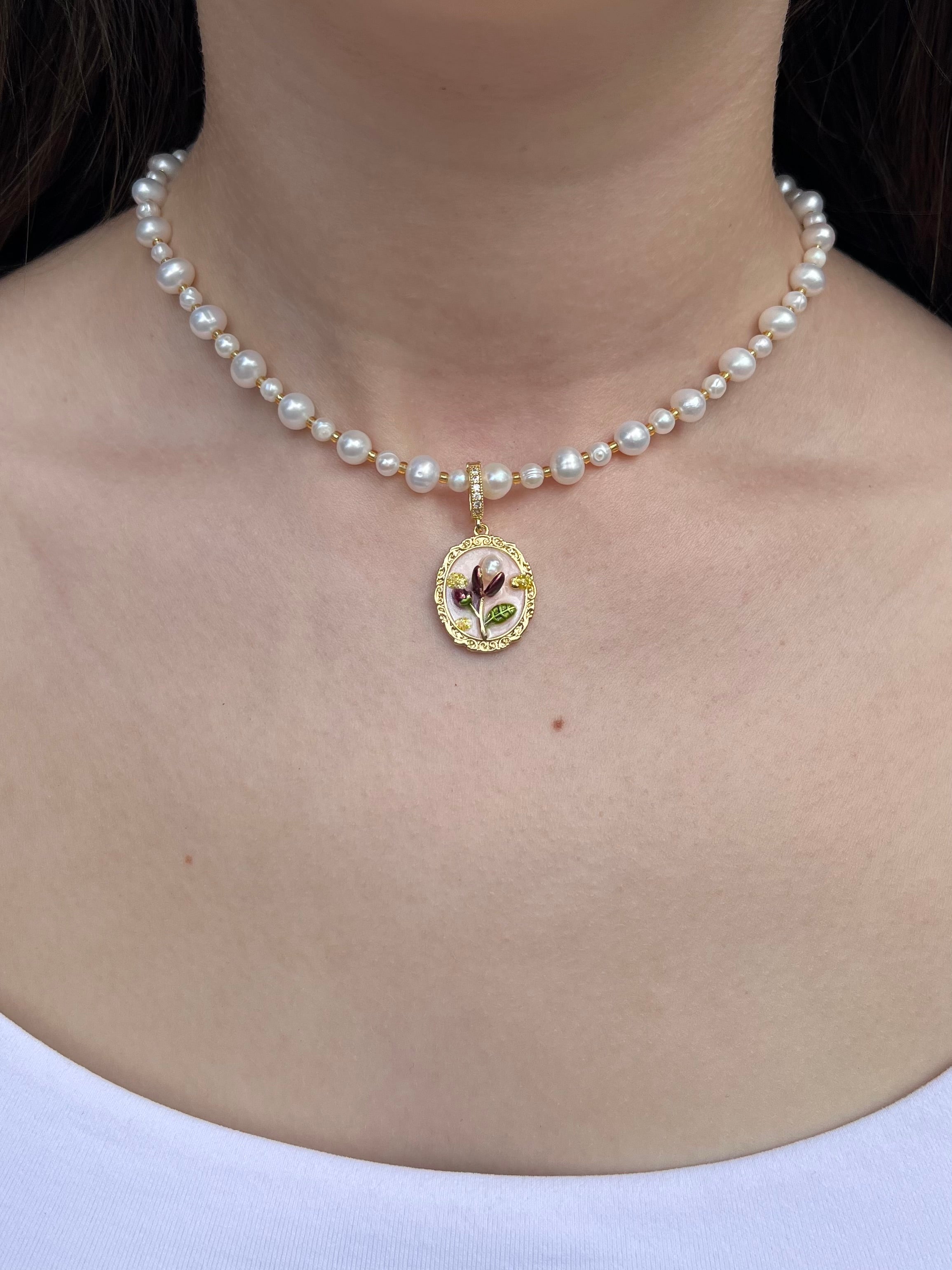 Pearl Necklace with enamel pendant: 18K Gold Plated