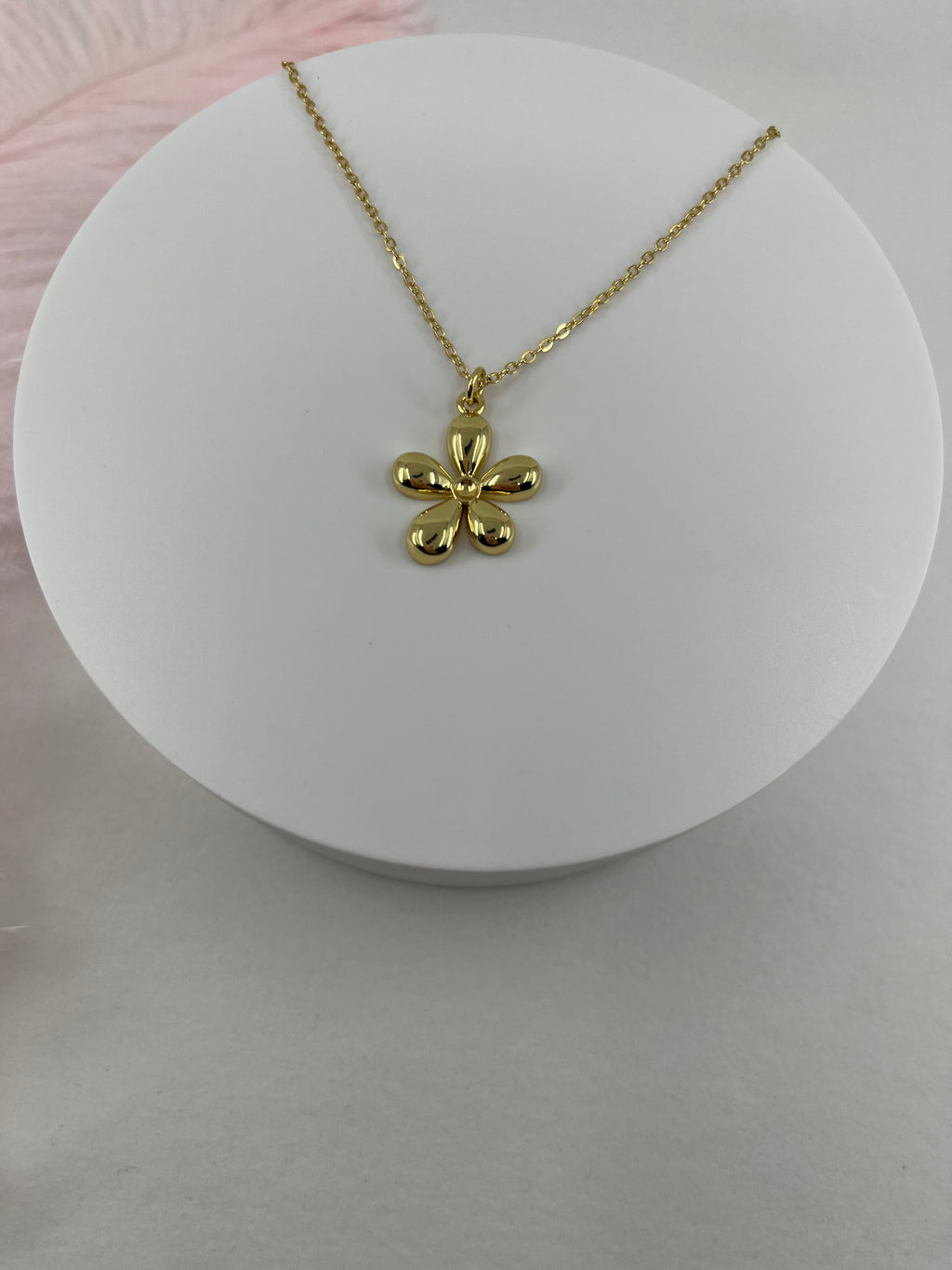 Choker necklace with gold flower pendants: 18K Gold Plated
