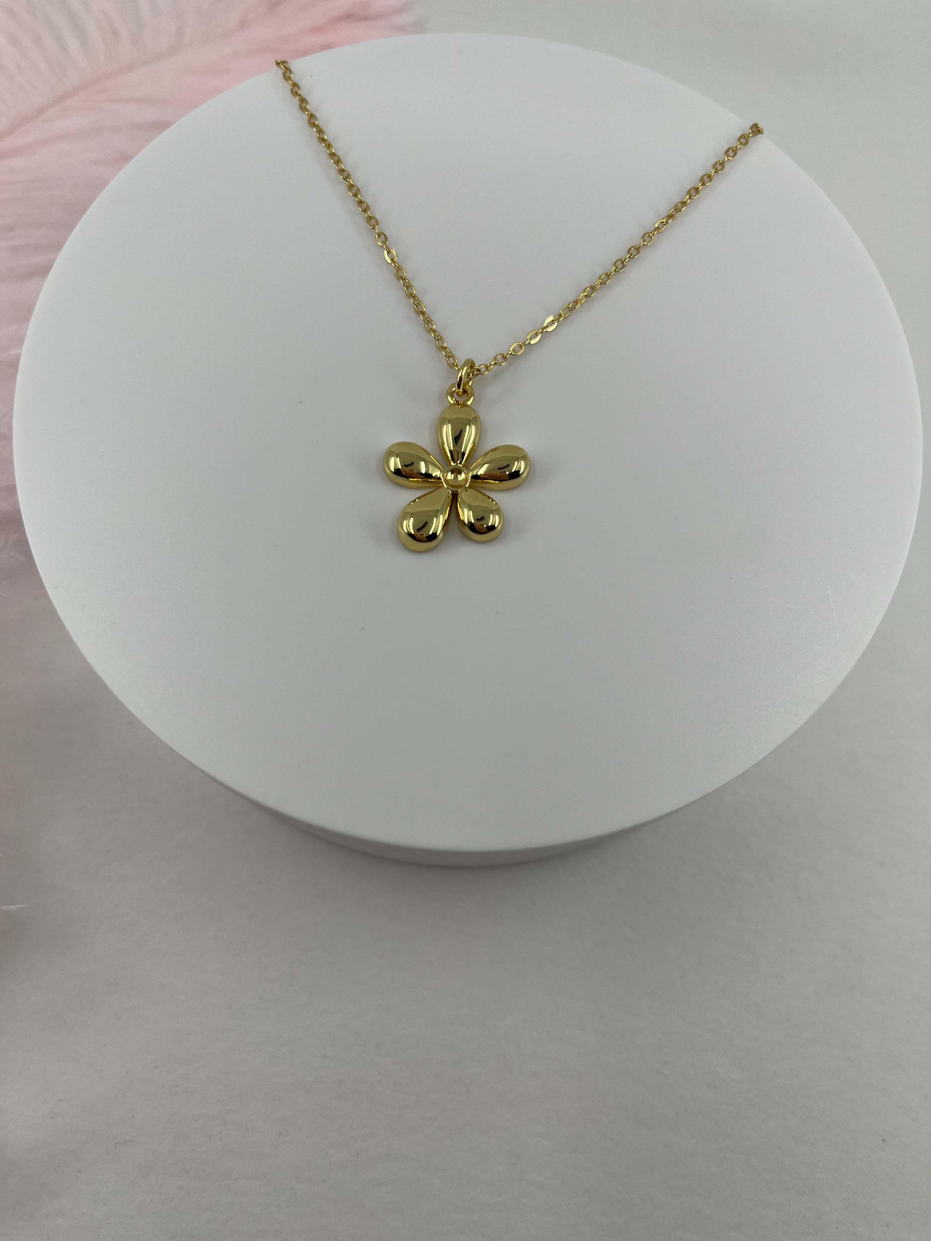 Choker necklace with gold flower pendants: 18K Gold Plated