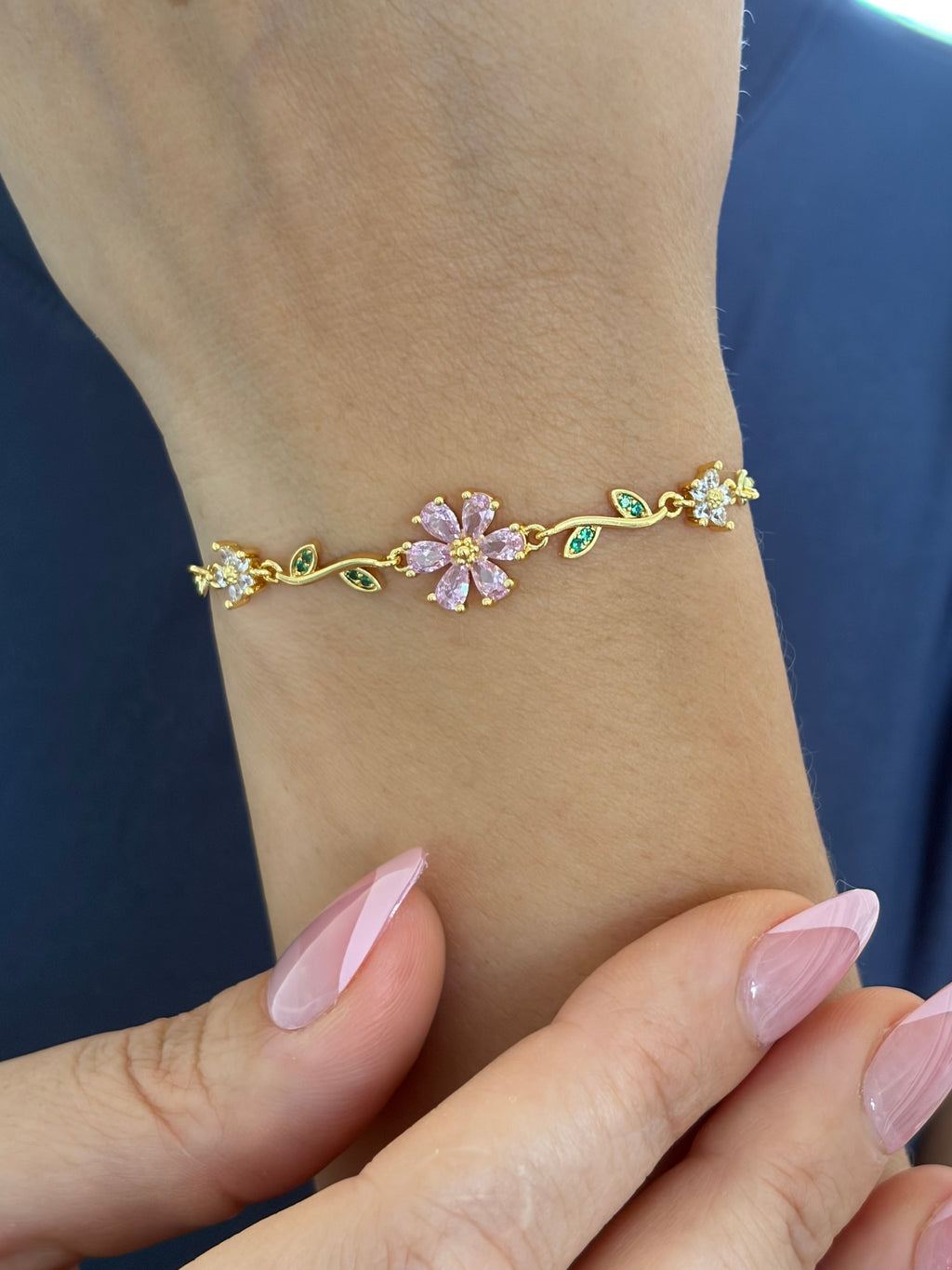 Flowers bracelet with slider chain