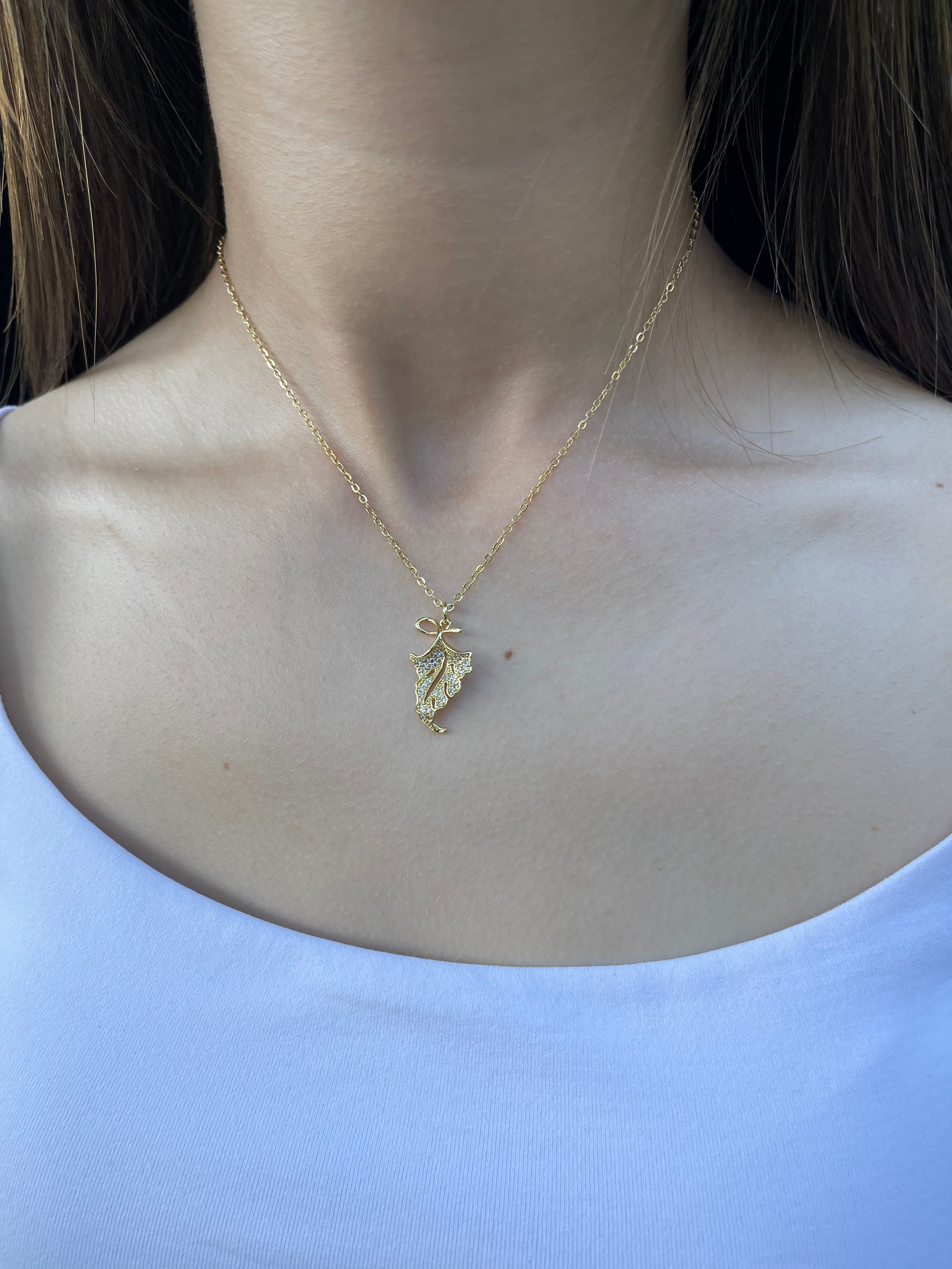 Choker necklace with zirconia leaf pendants: 18K Gold Plated