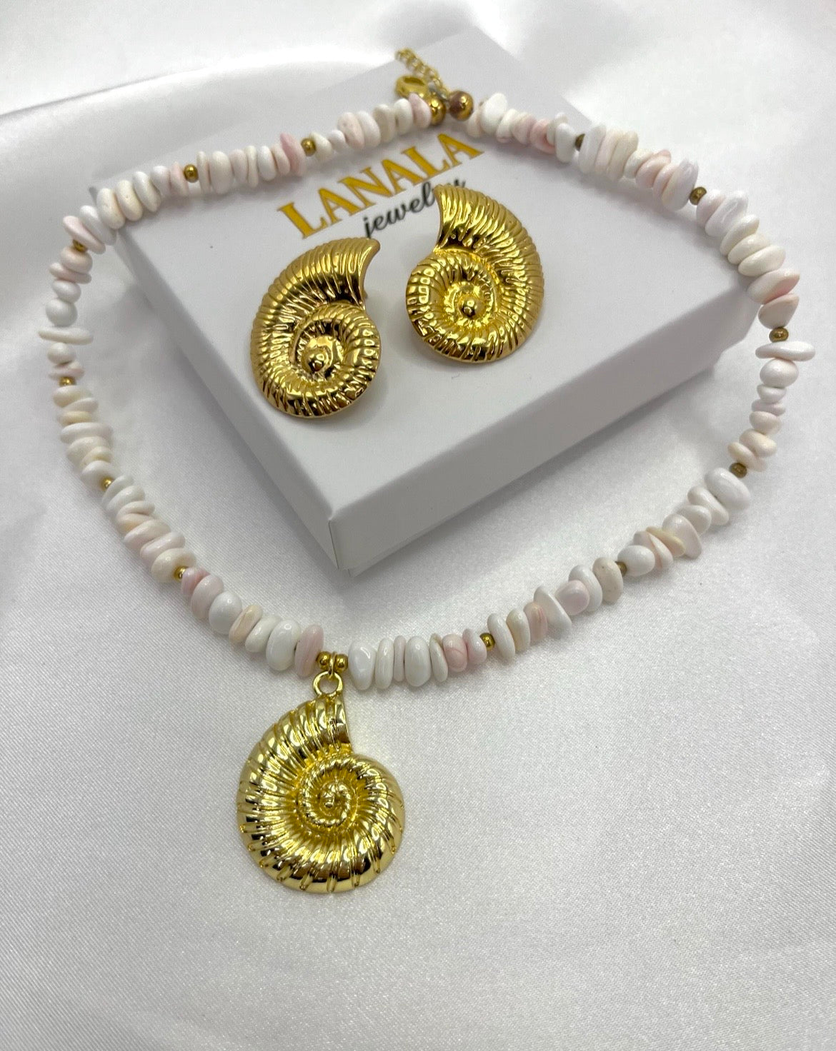 Natural Shell Necklace with Conch Charm, 18K Gold Plated