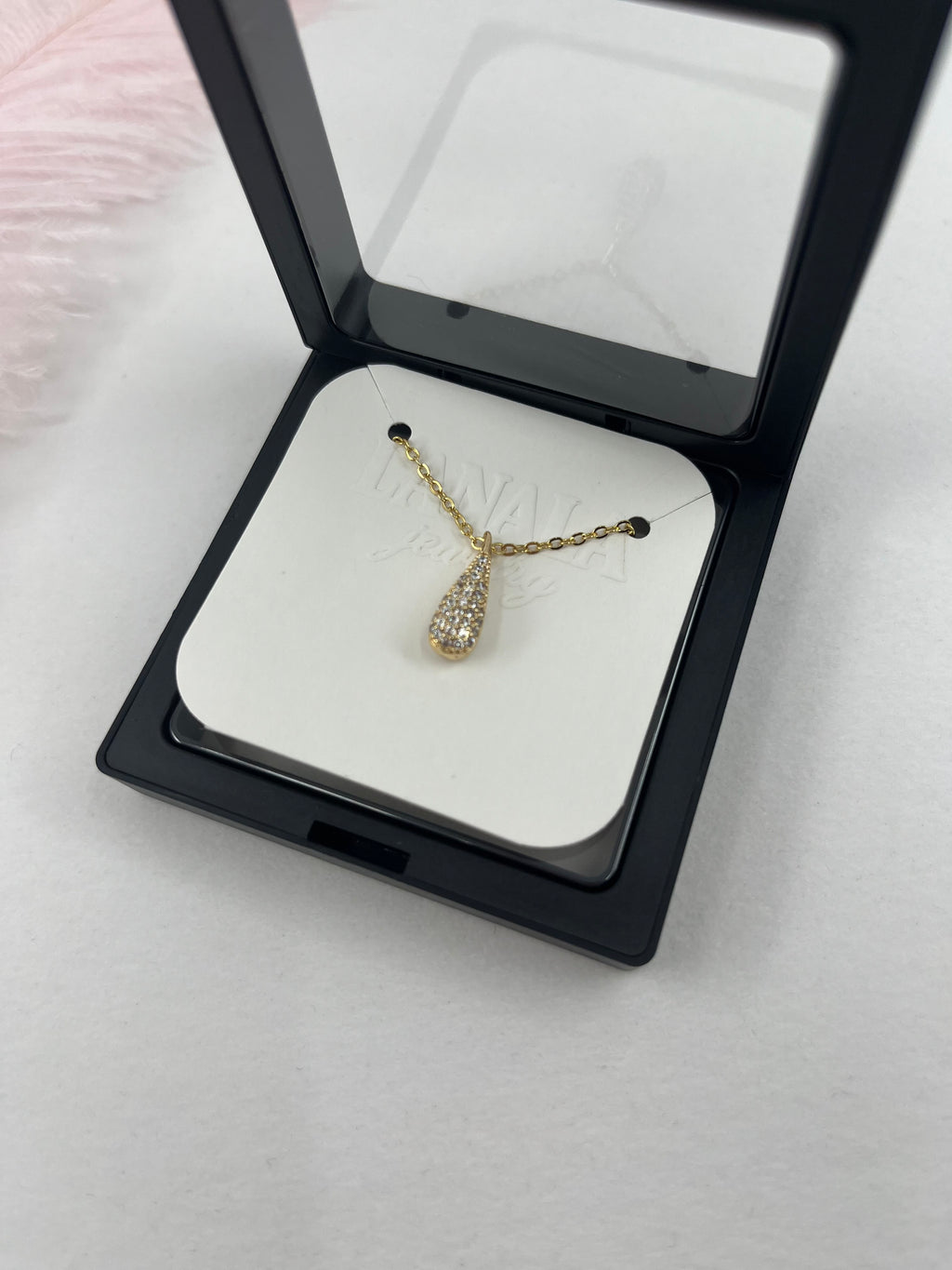 Choker necklace with zirconia teardrop pendants: 18K Gold Plated