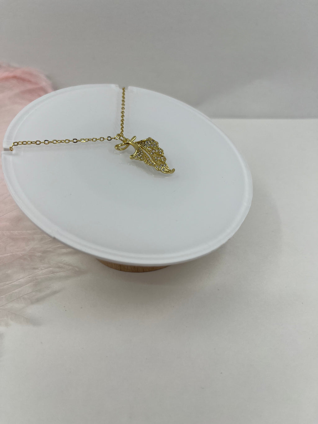 Choker necklace with zirconia leaf pendants: 18K Gold Plated