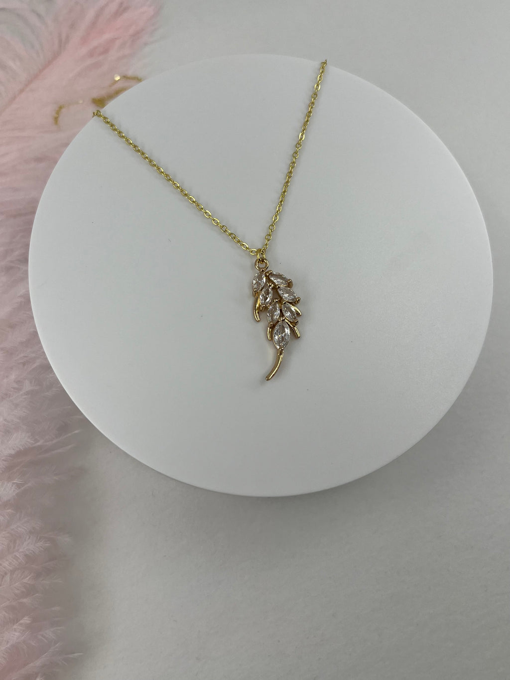 Choker necklace with zirconia leaf pendants: 18K Gold Plated