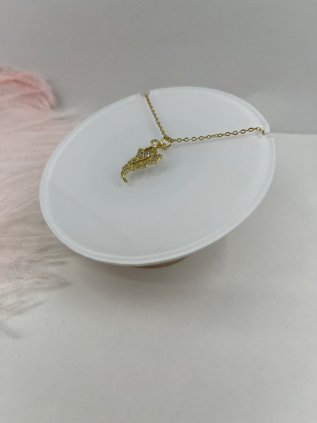 Choker necklace with zirconia leaf pendants: 18K Gold Plated