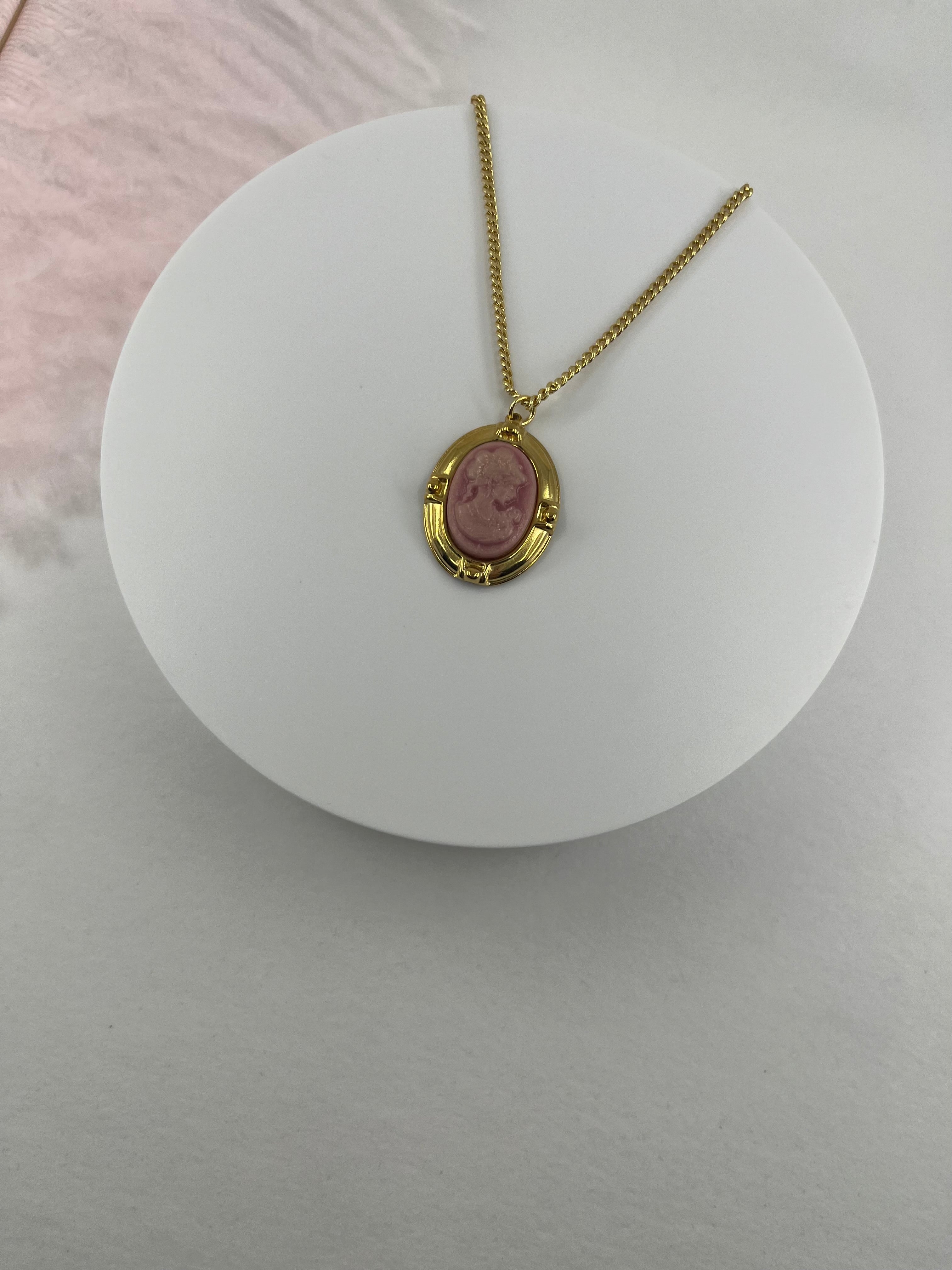 Victorian necklace with Cameo pendant: 18K Gold Plated
