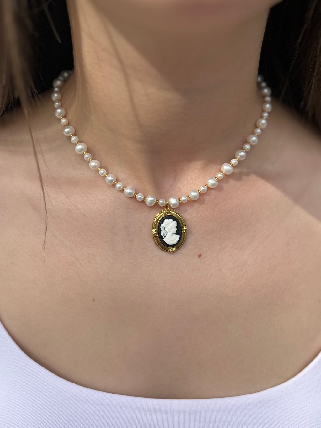 Pearl Necklace with cameo pendant: 18K Gold Plated