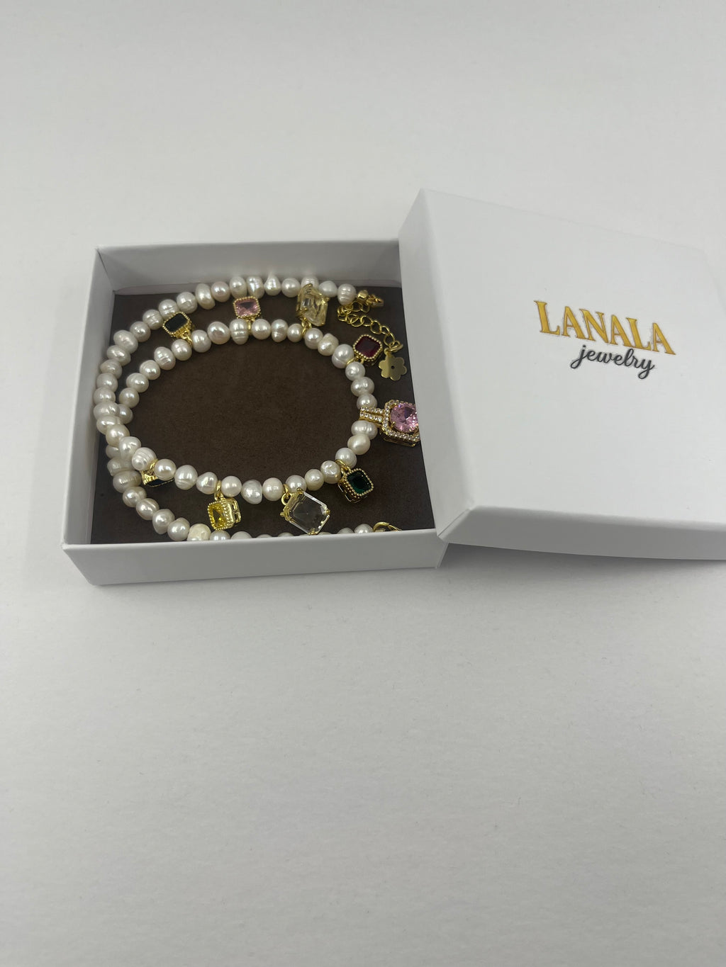 Pearl Necklace with zirconia pendants: 18K Gold Plated