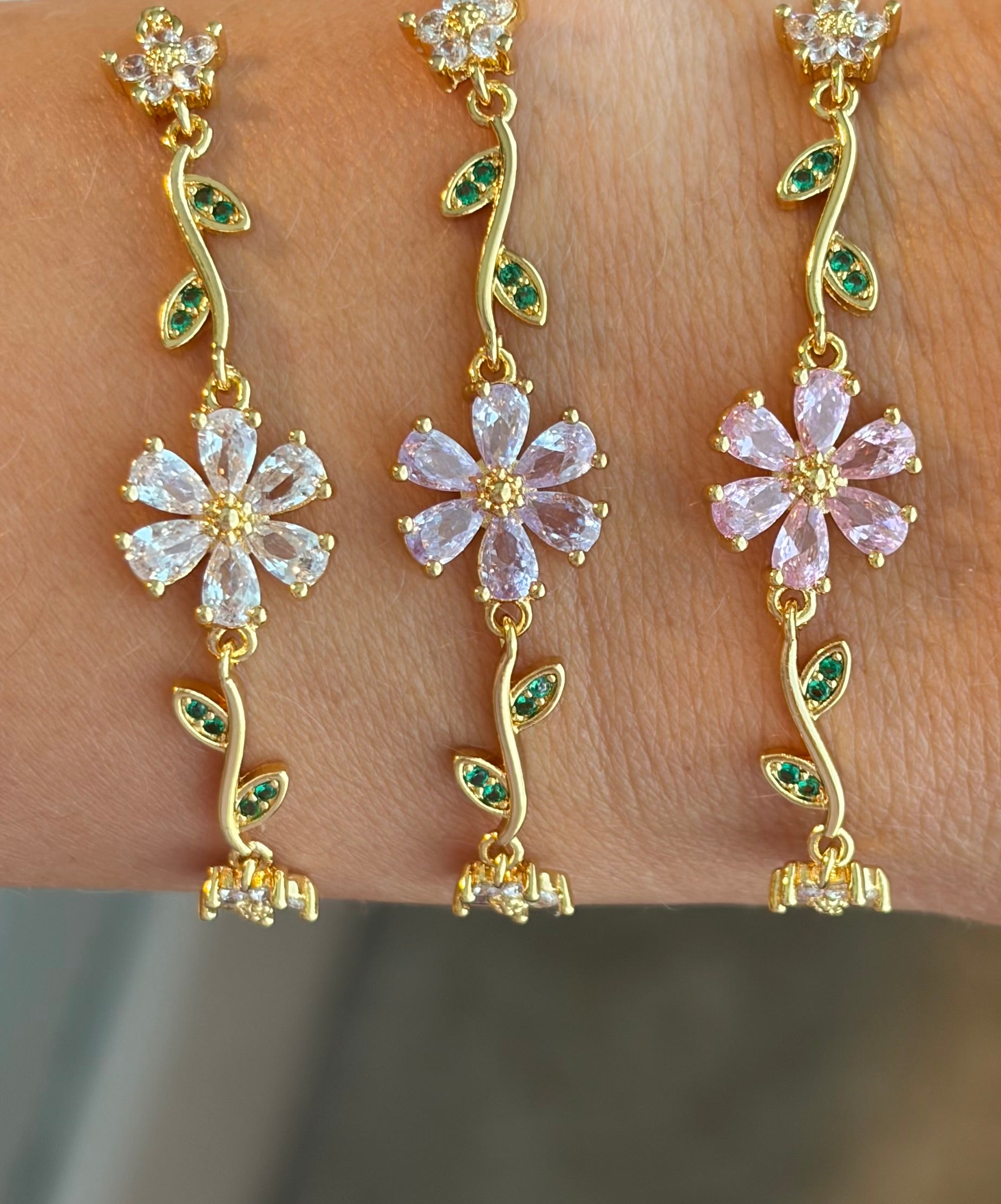 Flowers bracelet with slider chain