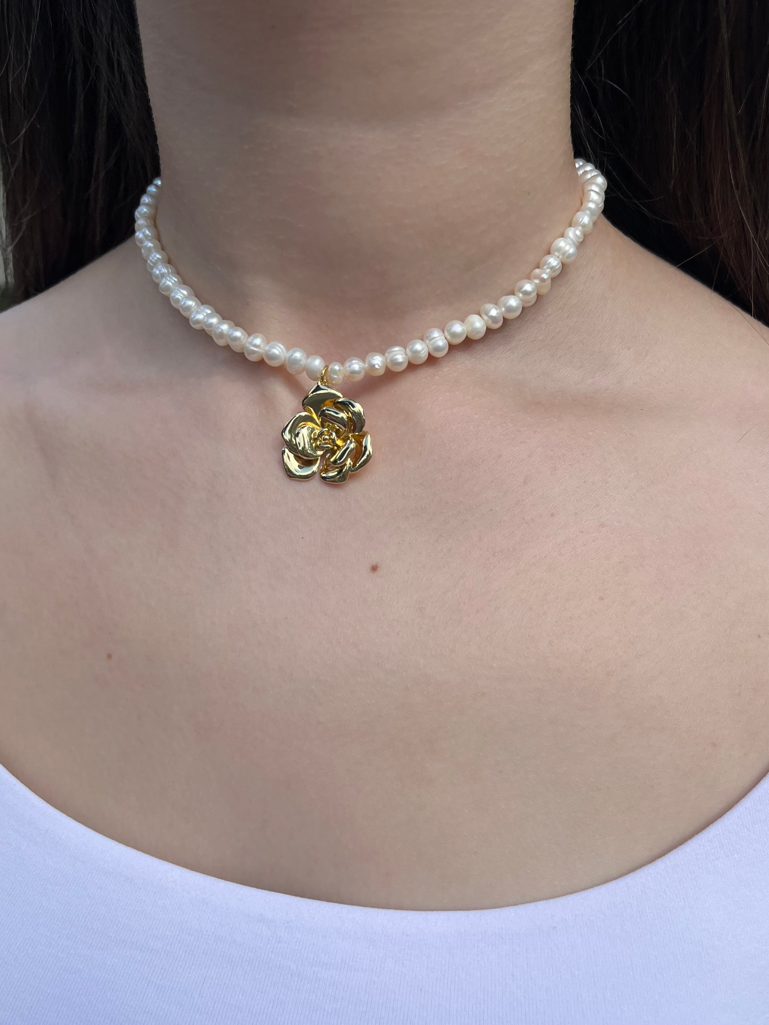 Pearl Necklace with gold rose pendants: 18K Gold Plated