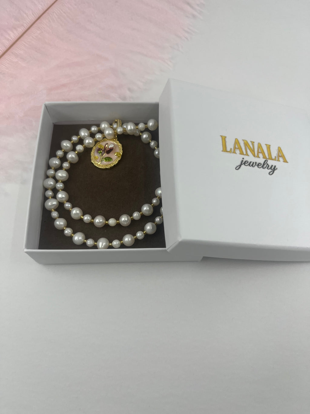 Pearl Necklace with enamel pendant: 18K Gold Plated