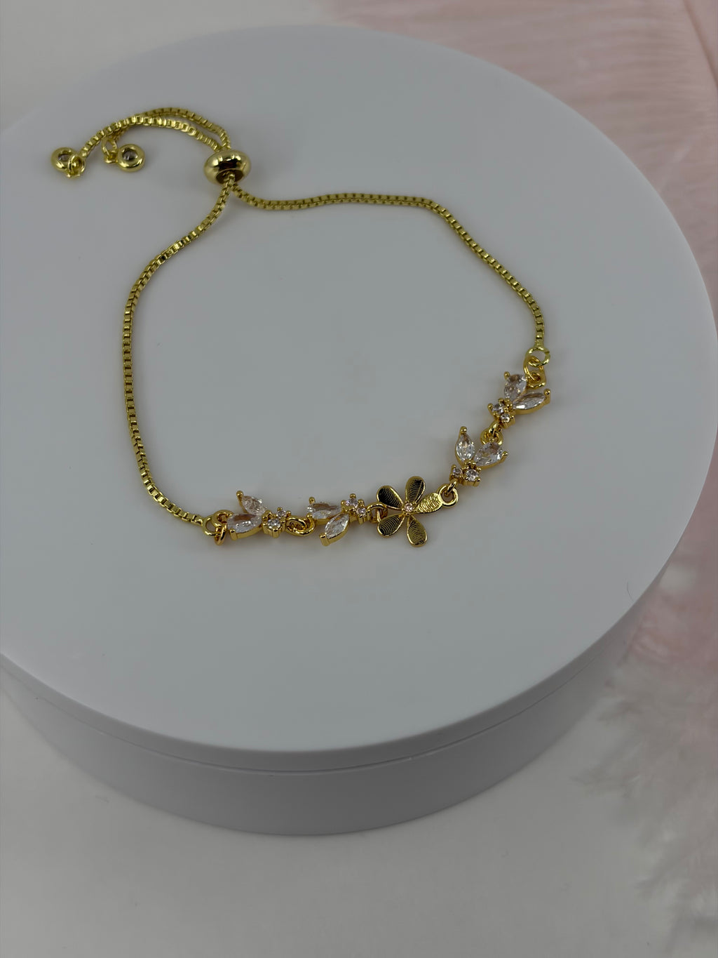 Flowers bracelet with slider chain