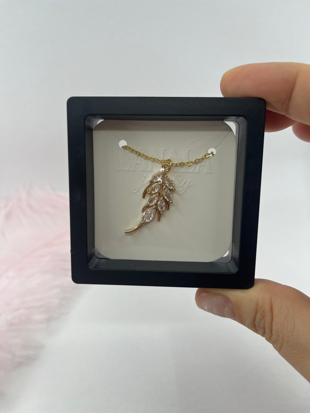 Choker necklace with zirconia leaf pendants: 18K Gold Plated
