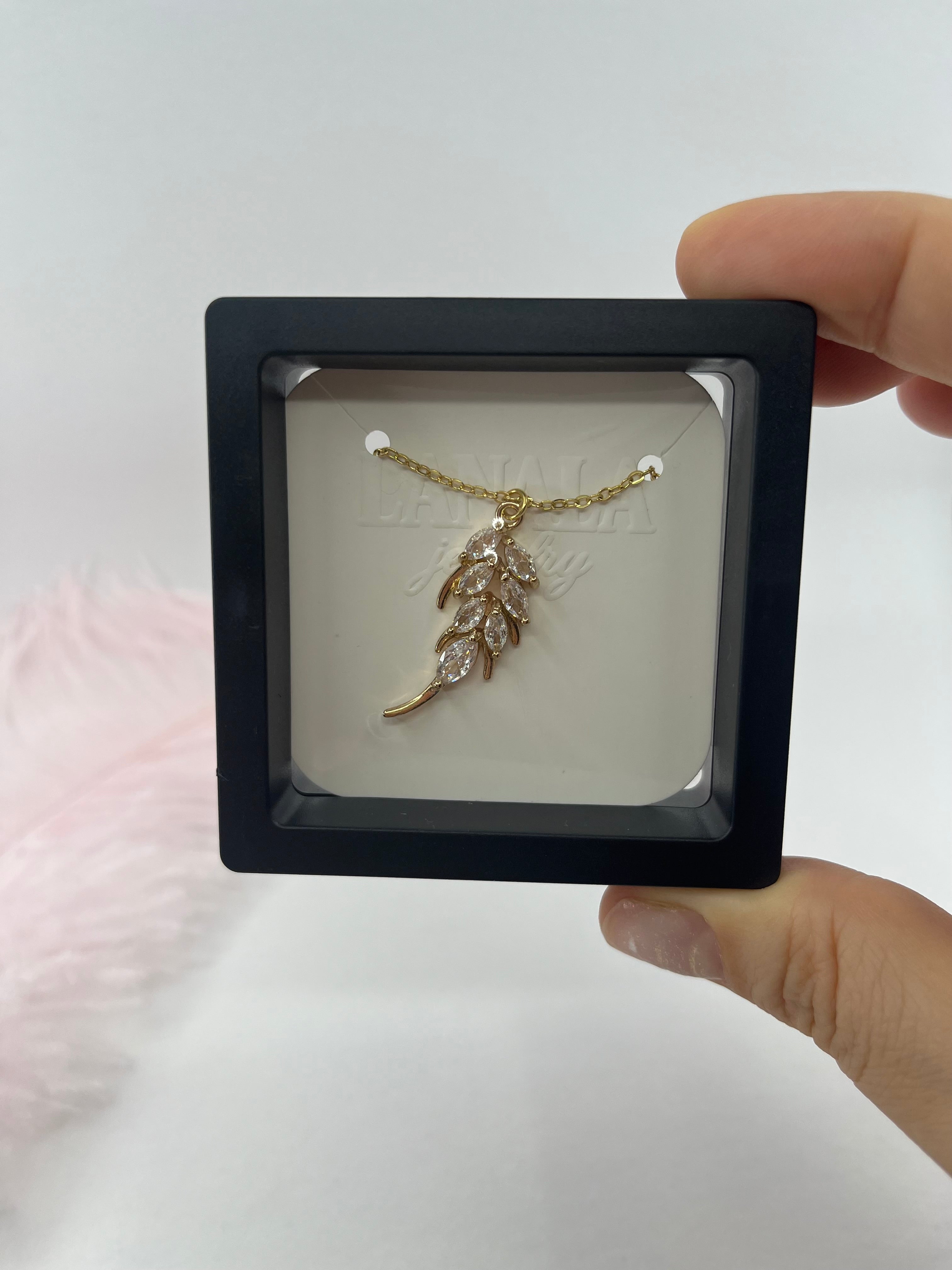 Choker necklace with zirconia leaf pendants: 18K Gold Plated