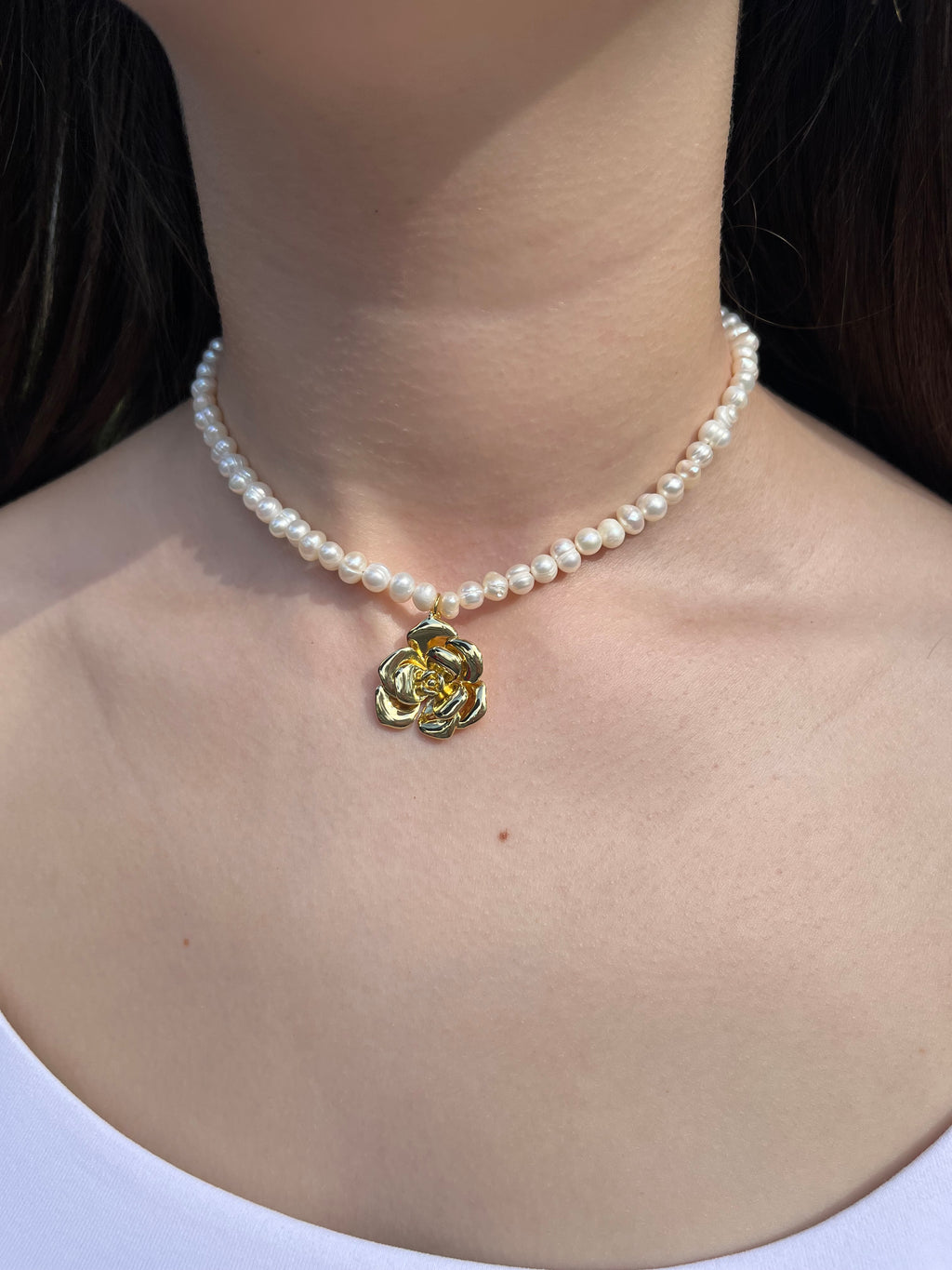 Pearl Necklace with gold rose pendants: 18K Gold Plated