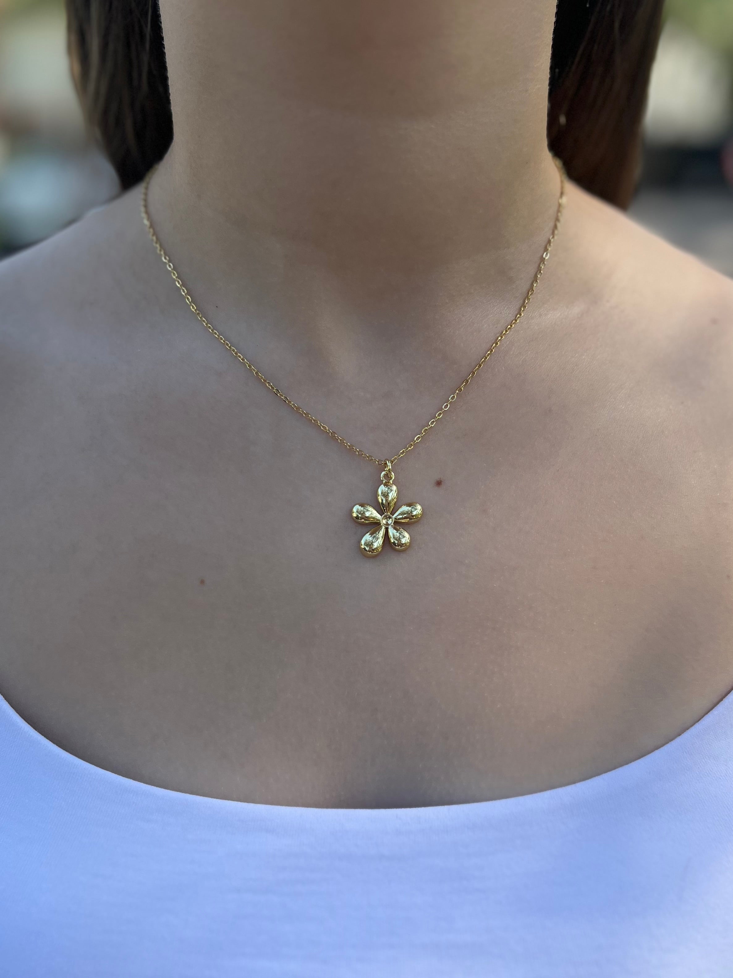 Choker necklace with gold flower pendants: 18K Gold Plated