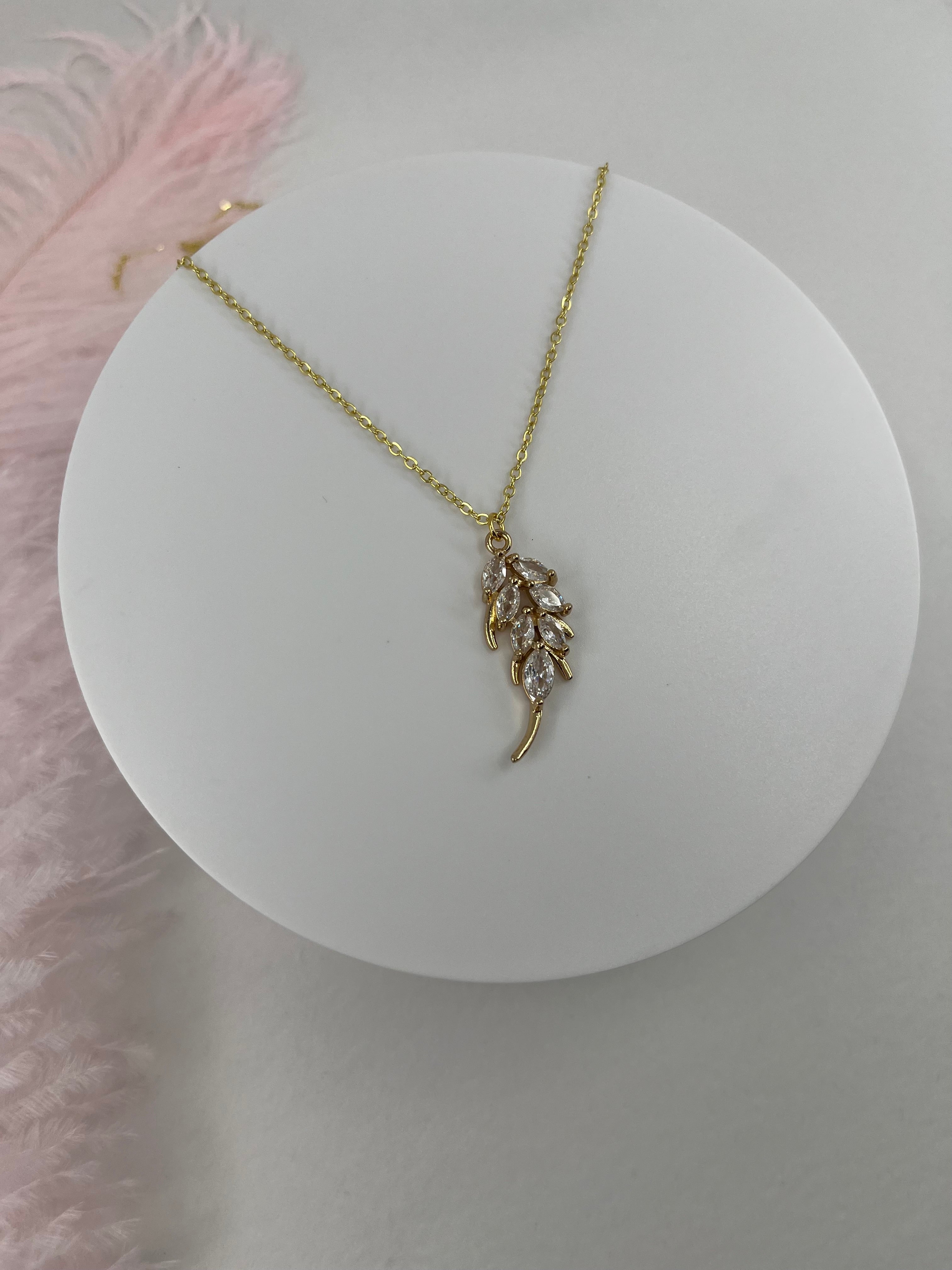 Choker necklace with zirconia leaf pendants: 18K Gold Plated