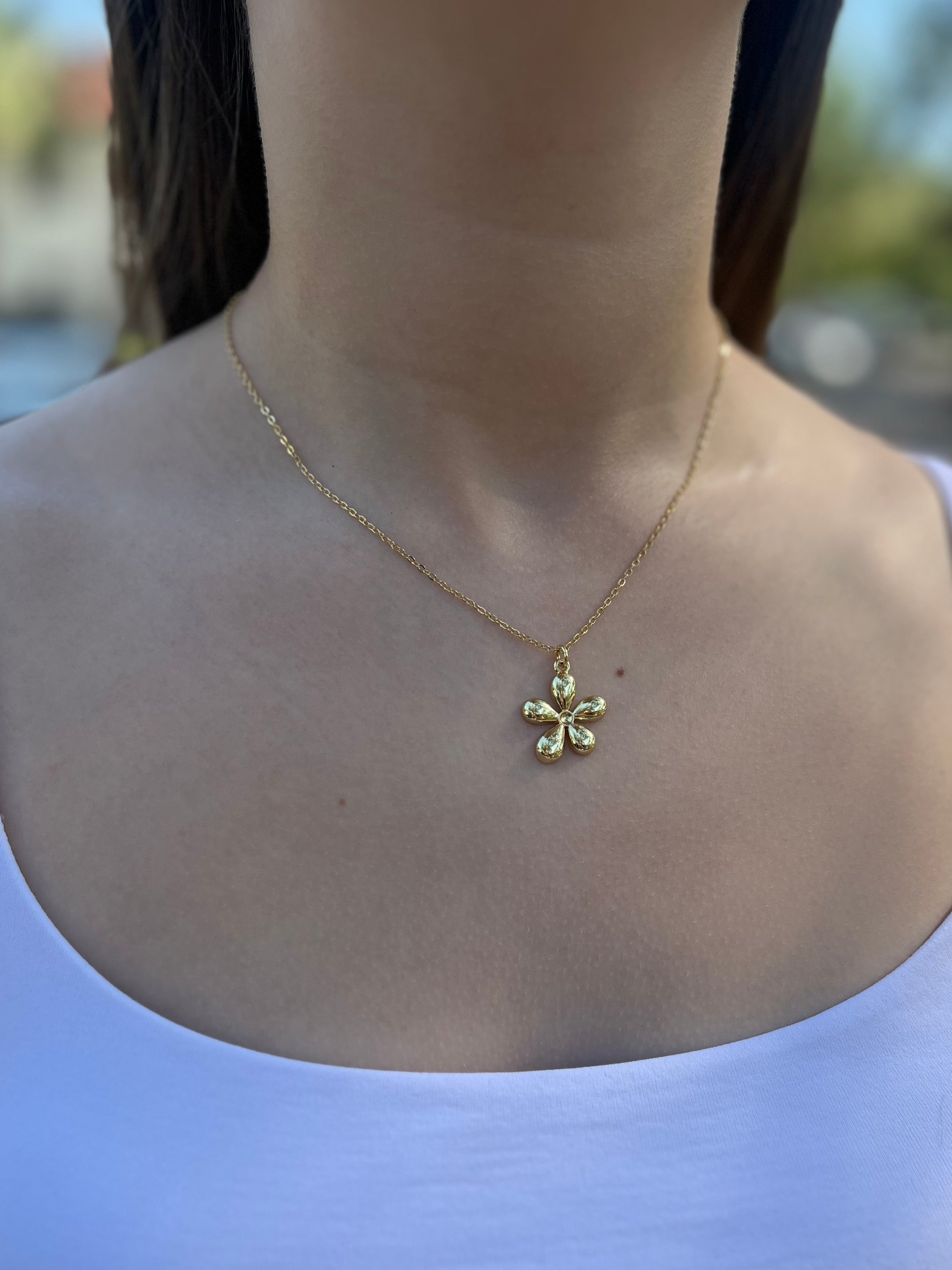 Choker necklace with gold flower pendants: 18K Gold Plated
