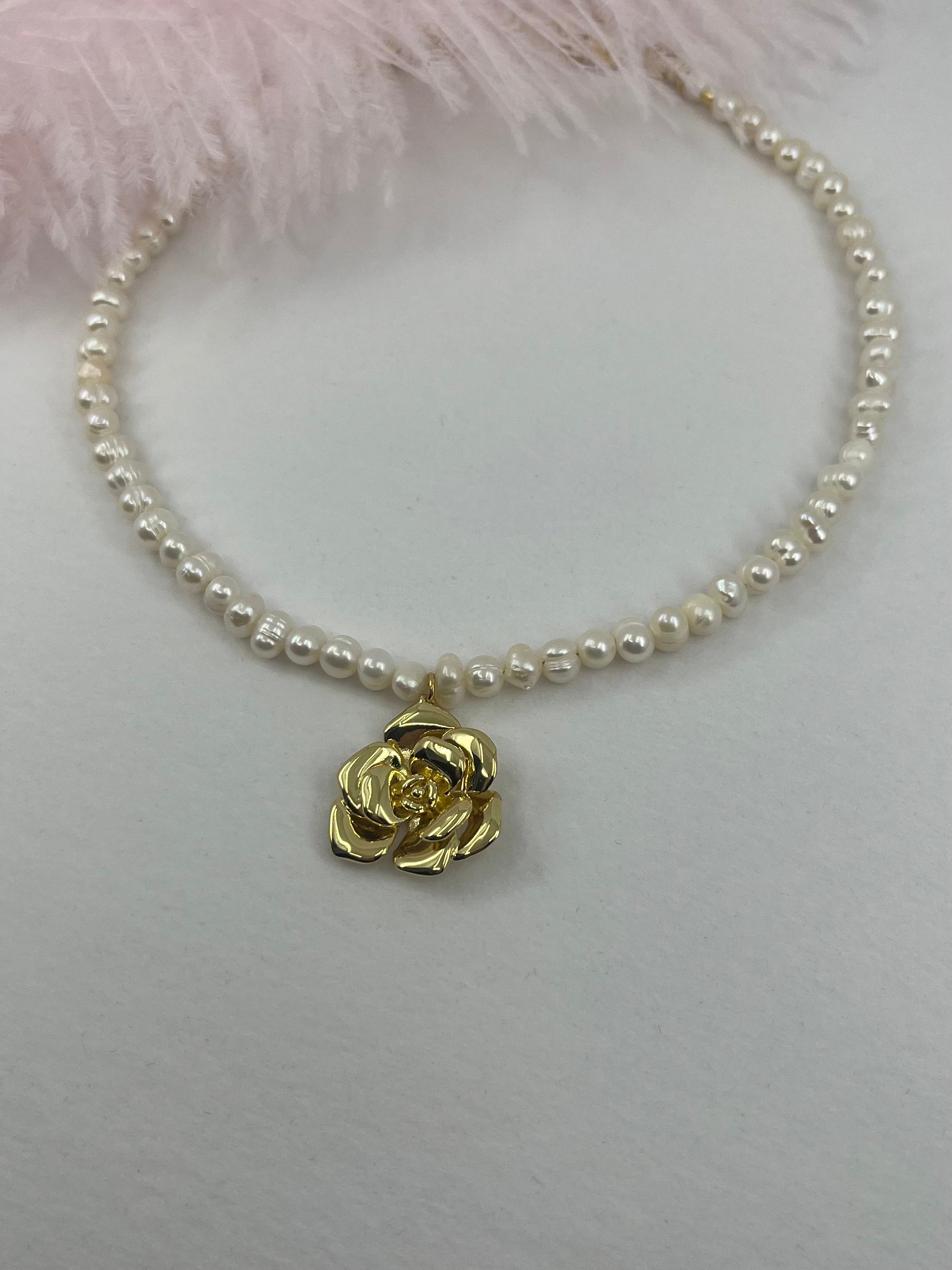Pearl Necklace with gold rose pendants: 18K Gold Plated