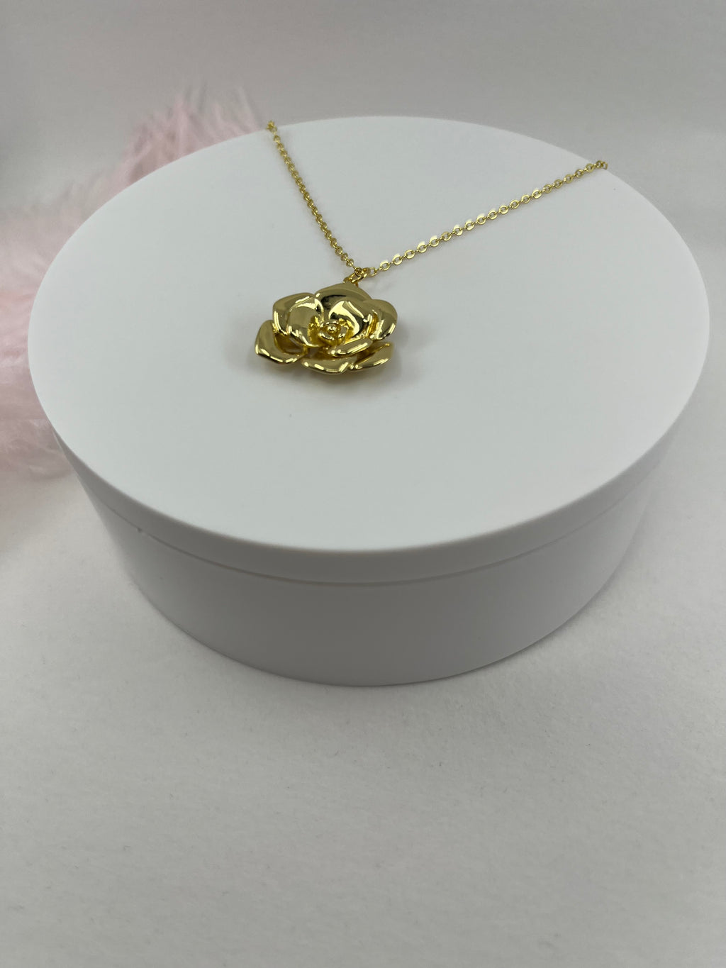 Choker necklace with gold rose pendants: 18K Gold Plated