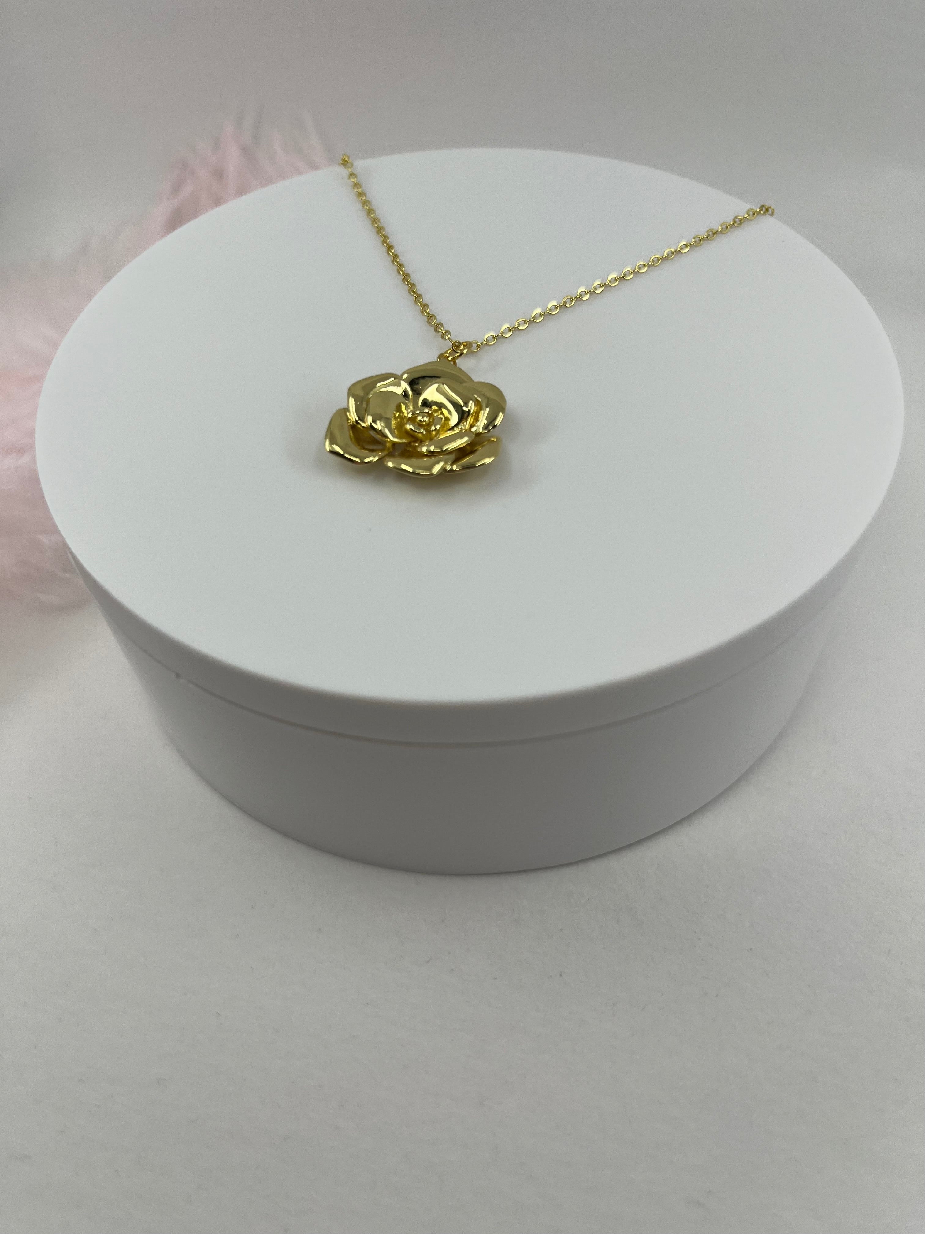 Choker necklace with gold rose pendants: 18K Gold Plated