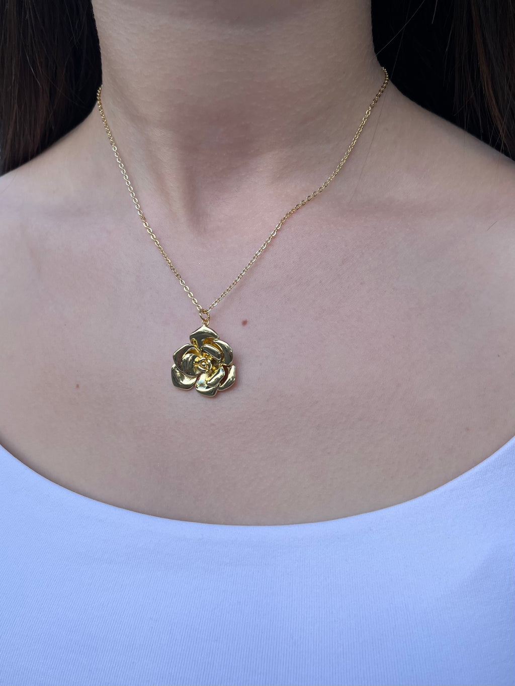 Choker necklace with gold rose pendants: 18K Gold Plated