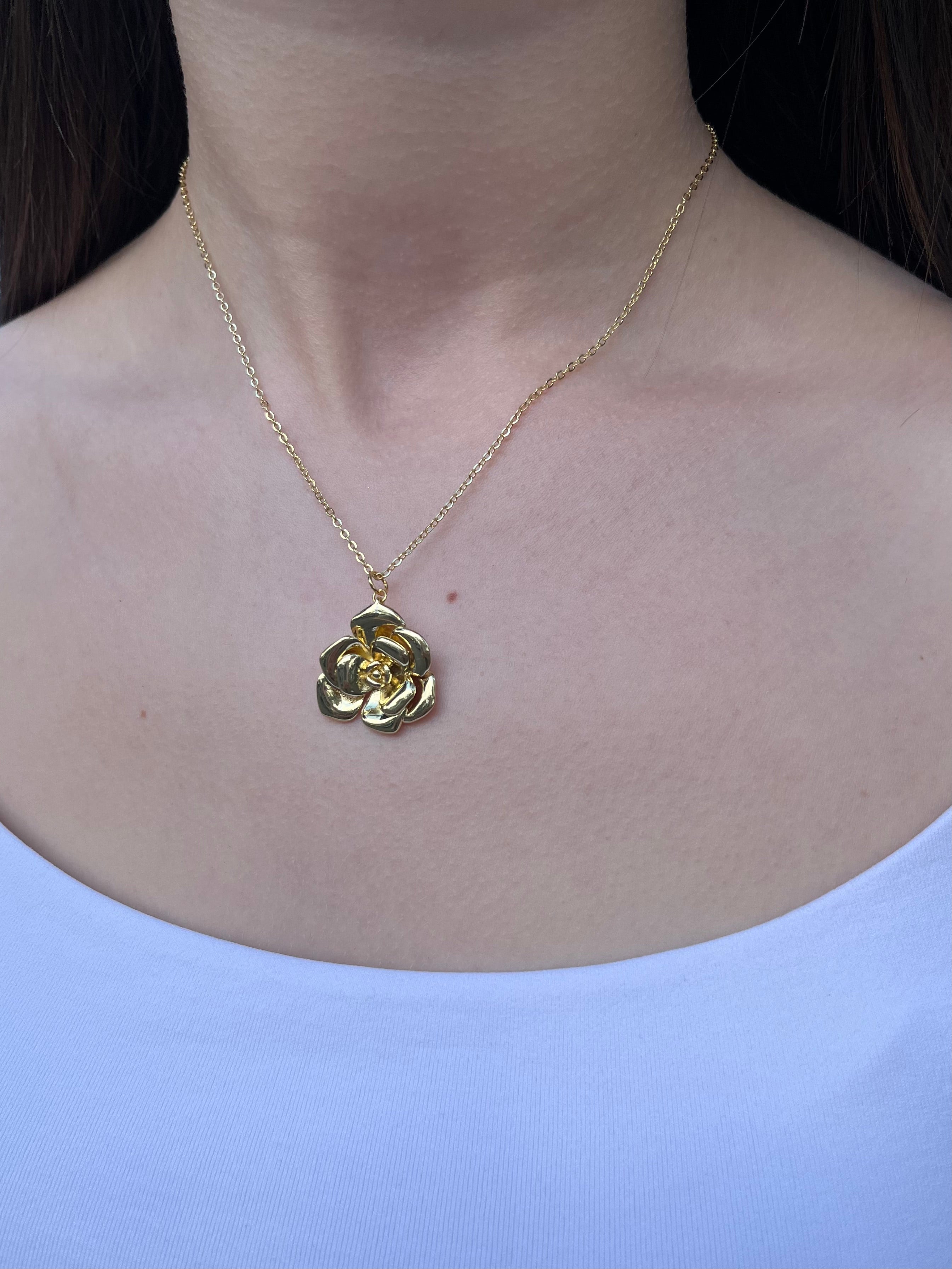 Choker necklace with gold rose pendants: 18K Gold Plated