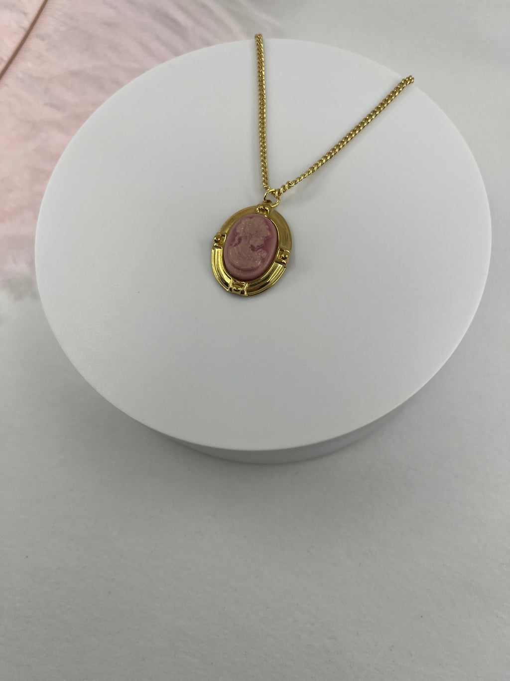 Victorian necklace with Cameo pendant: 18K Gold Plated