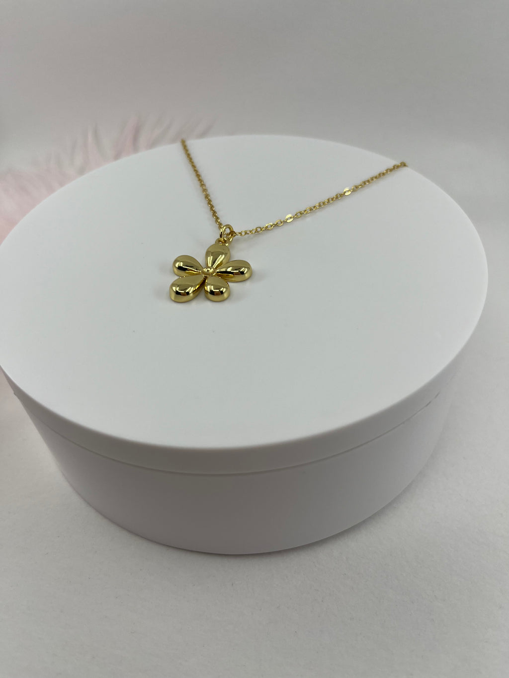Choker necklace with gold flower pendants: 18K Gold Plated