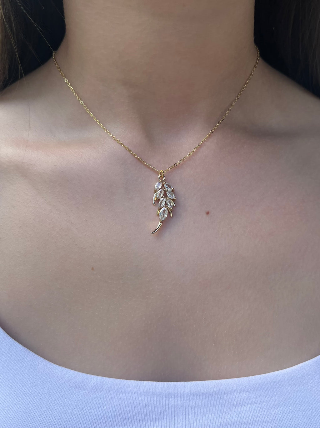 Choker necklace with zirconia leaf pendants: 18K Gold Plated