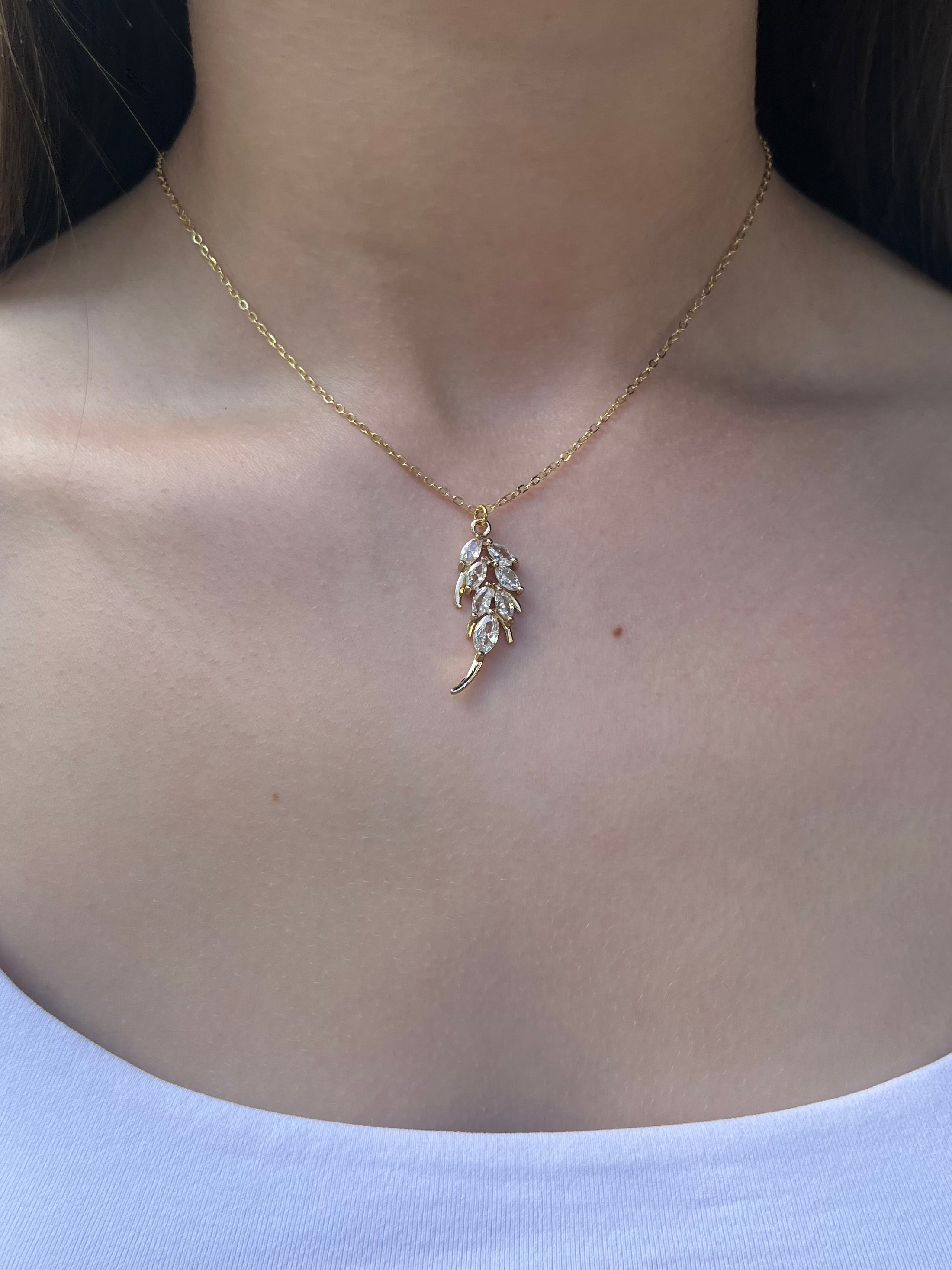Choker necklace with zirconia leaf pendants: 18K Gold Plated