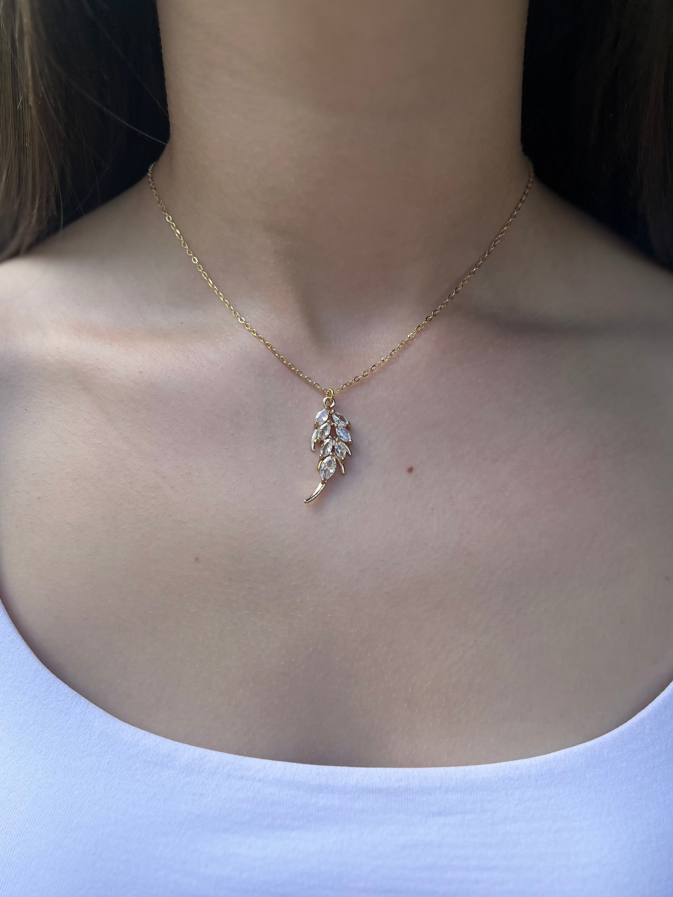 Choker necklace with zirconia leaf pendants: 18K Gold Plated