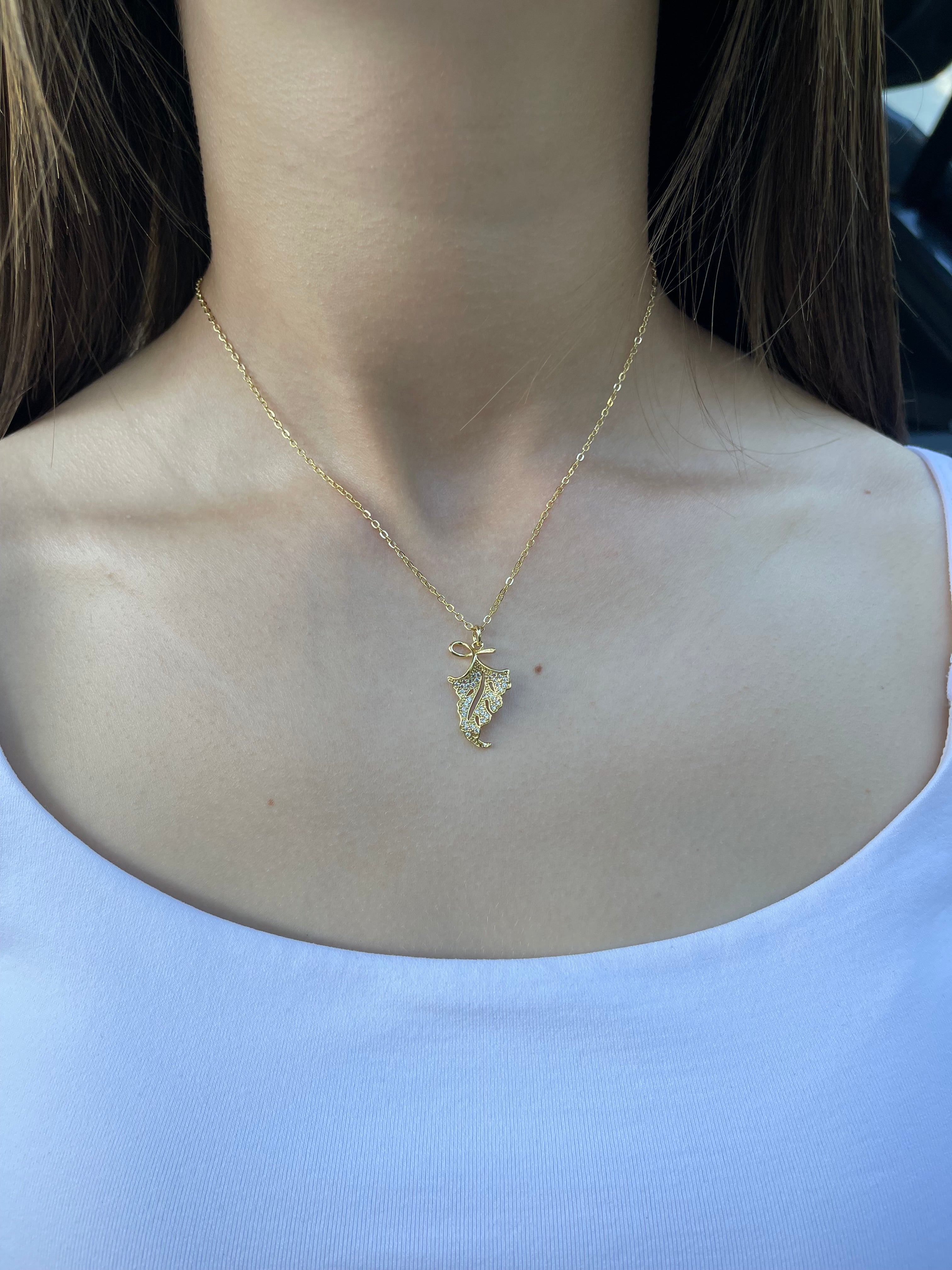 Choker necklace with zirconia leaf pendants: 18K Gold Plated