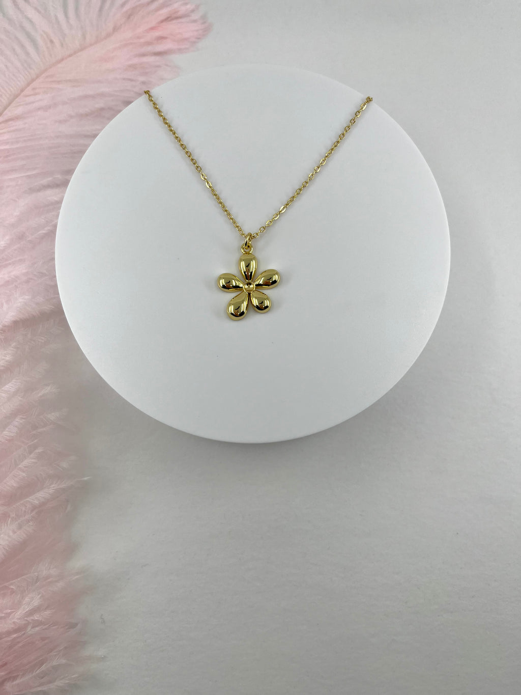 Choker necklace with gold flower pendants: 18K Gold Plated