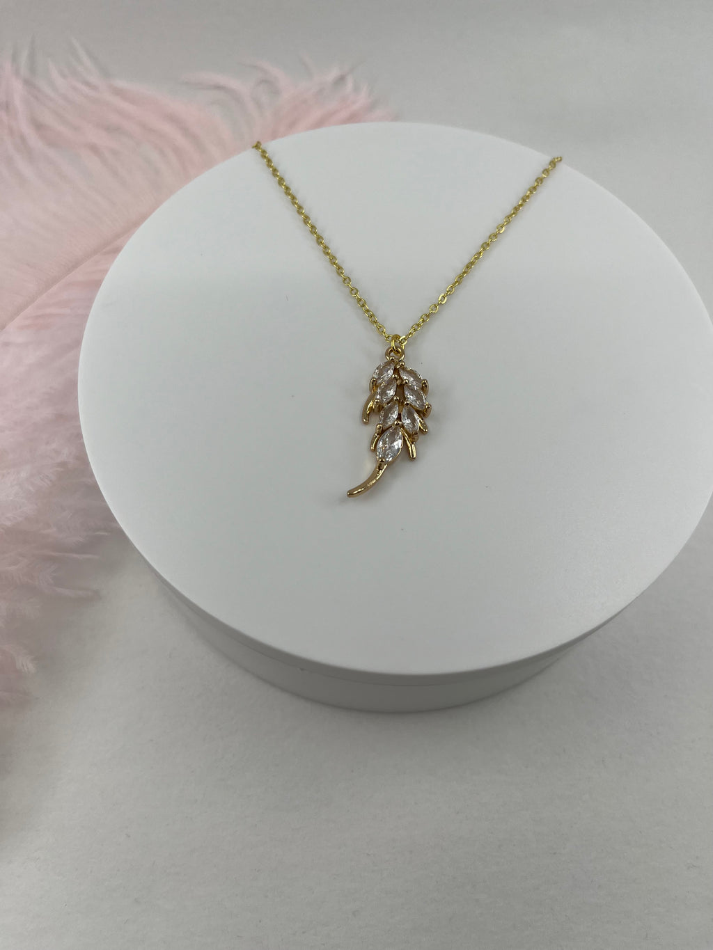Choker necklace with zirconia leaf pendants: 18K Gold Plated