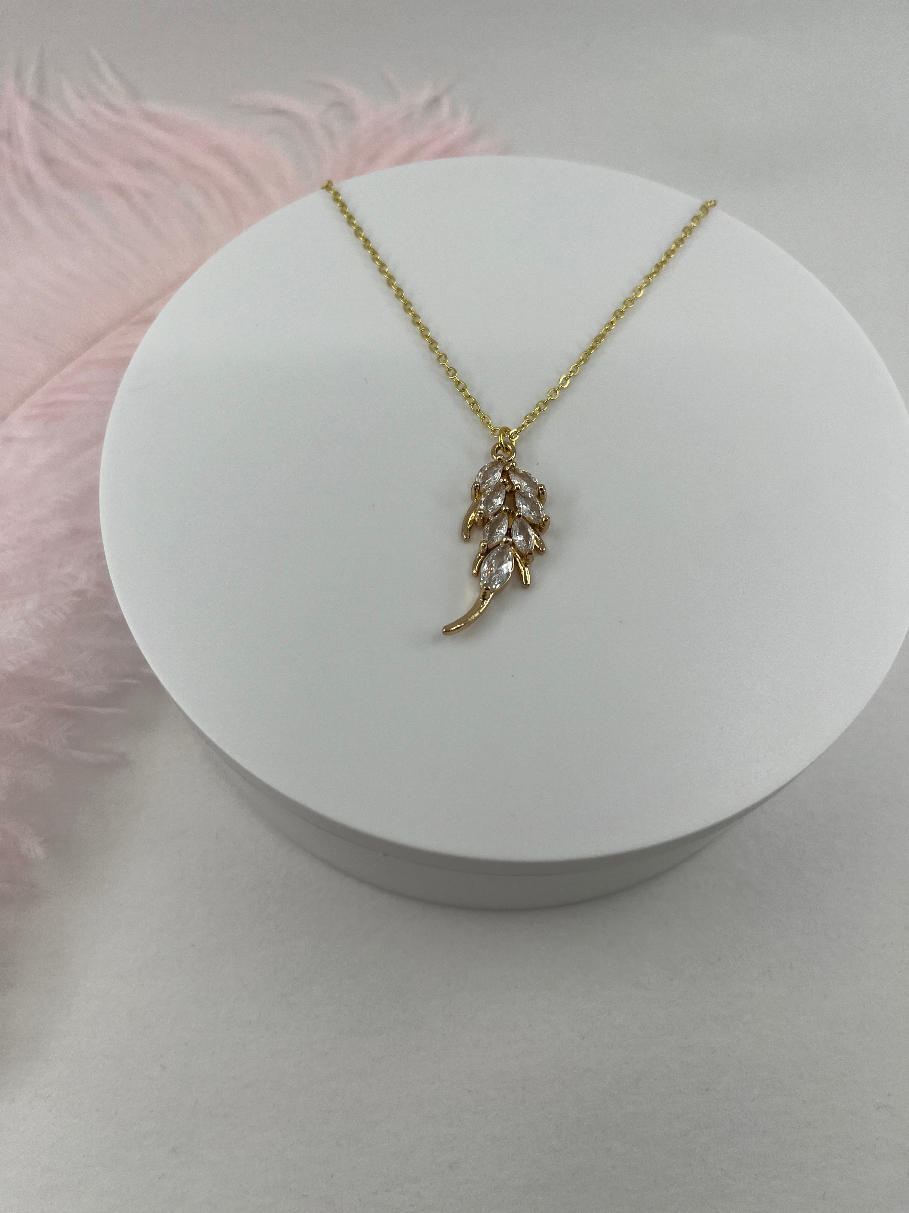 Choker necklace with zirconia leaf pendants: 18K Gold Plated