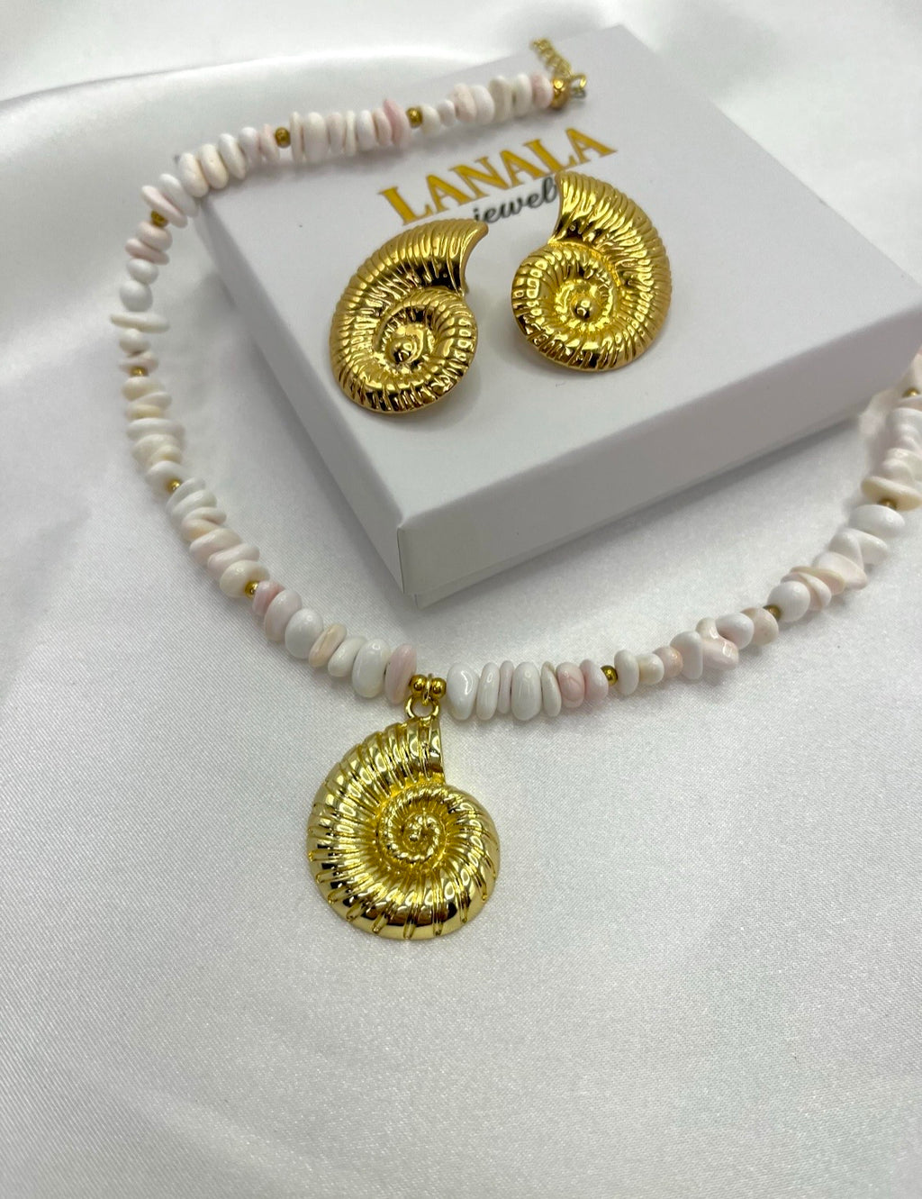Natural Shell Necklace with Conch Charm, 18K Gold Plated