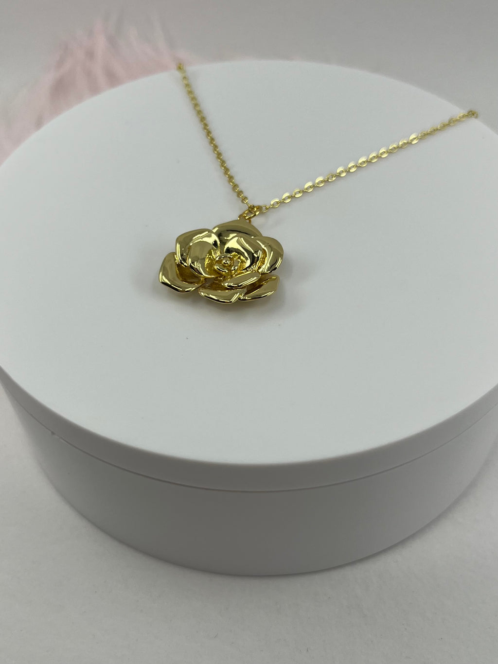 Choker necklace with gold rose pendants: 18K Gold Plated