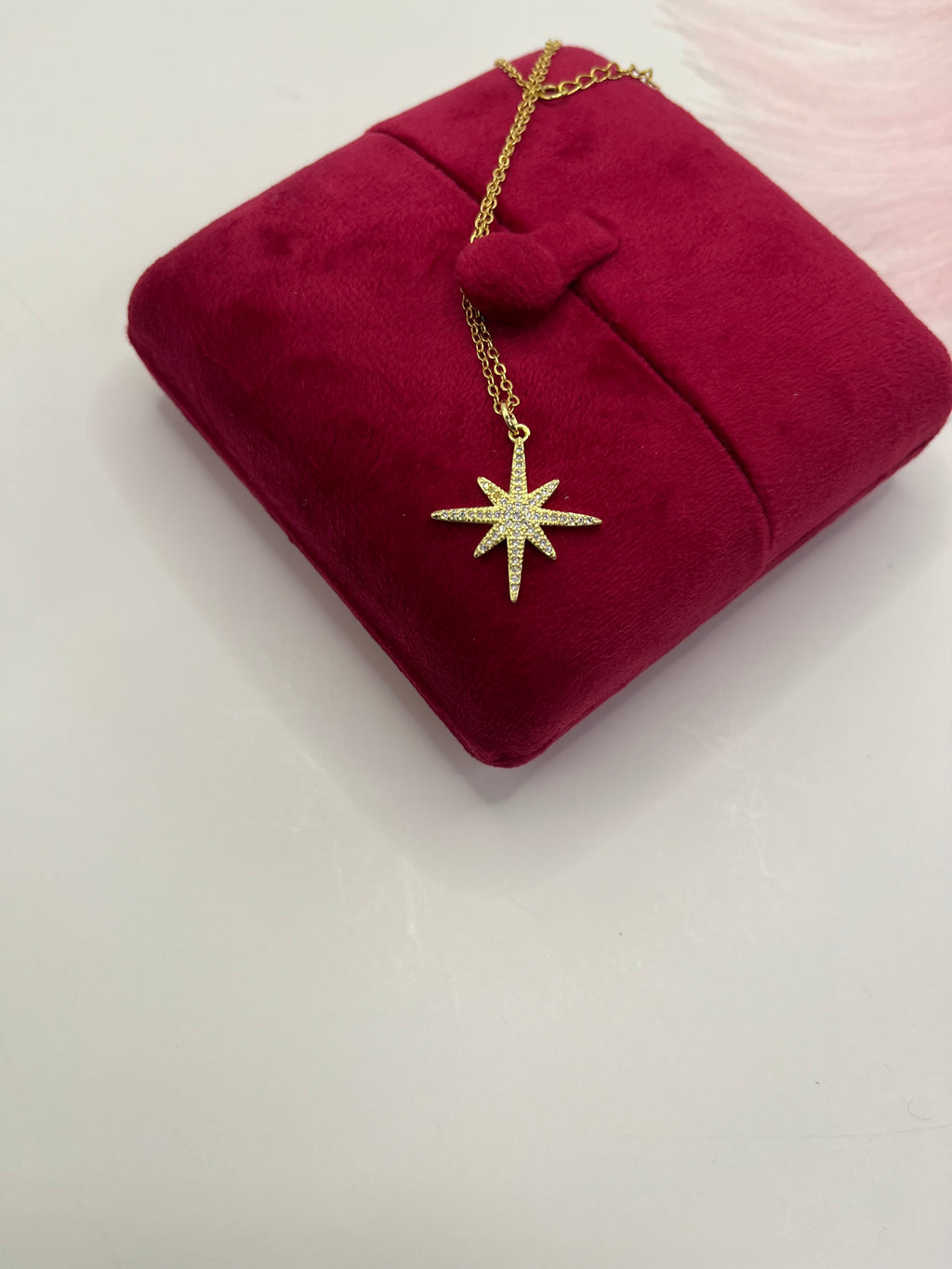 Choker necklace with zirconia star pendants: 18K Gold Plated